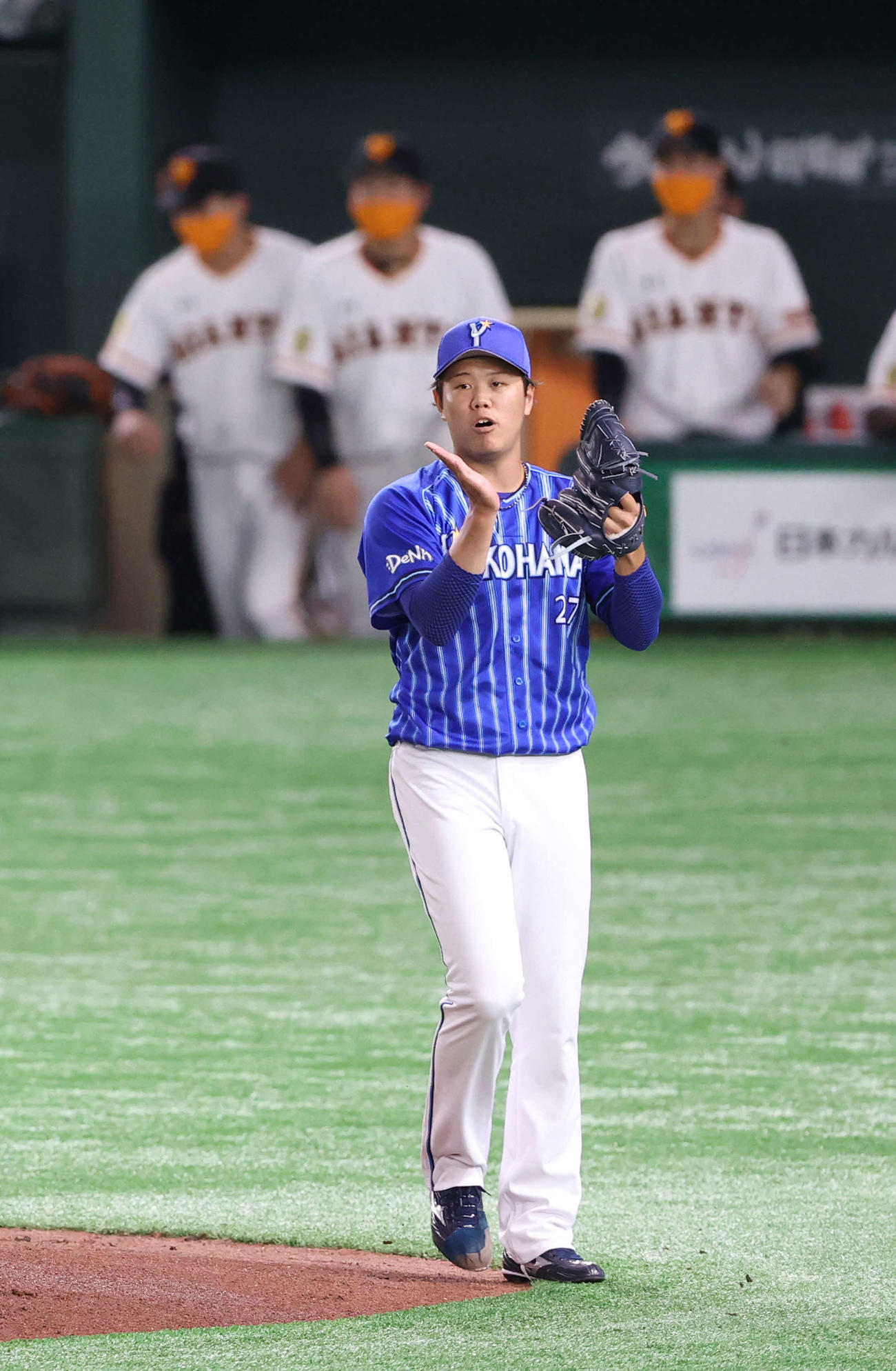 巨人対DeNA　3回裏巨人1死、松原の打球を左翼手の佐野が好捕し、手をたたく上茶谷（撮影・河野匠）