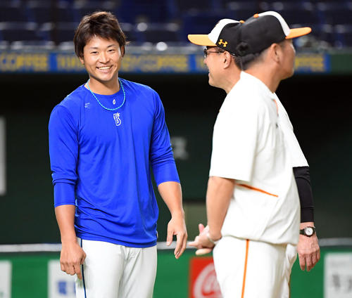 巨人対DeNA 巨人原辰徳監督と談笑するDeNA中井(撮影・たえ見朱実)