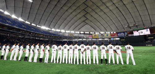 巨人対DeNA 「川上哲治100年記念試合」で背番号「16」を付けて試合に臨む巨人選手(撮影・たえ見朱実)