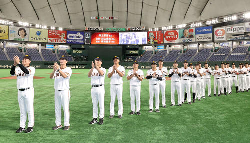 巨人対DeNA 観戦に訪れた川上哲治さんの家族に拍手を送る巨人原監督ら選手