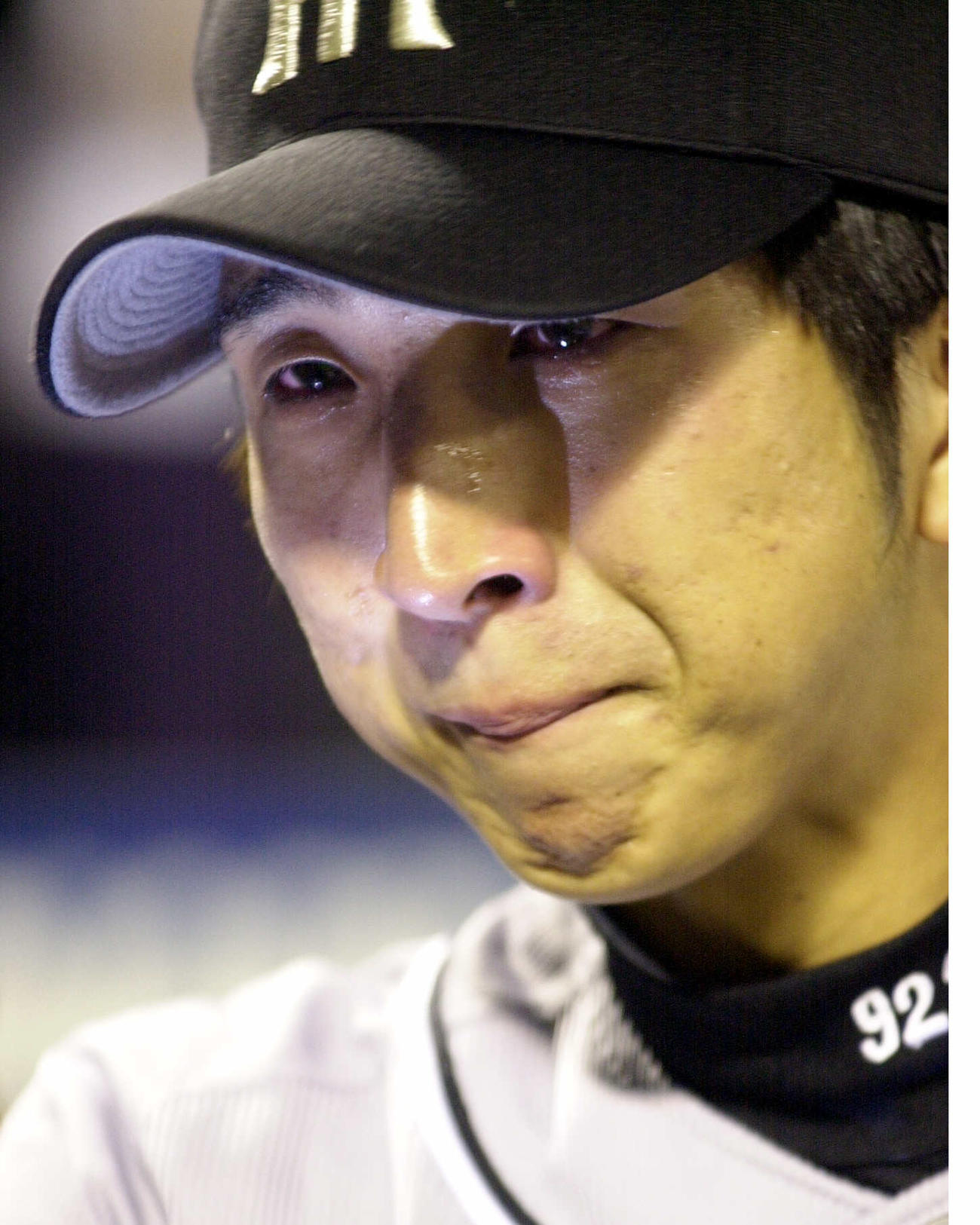 02年9月11日、ヤクルト戦でプロ初勝利を挙げ感極まる藤川