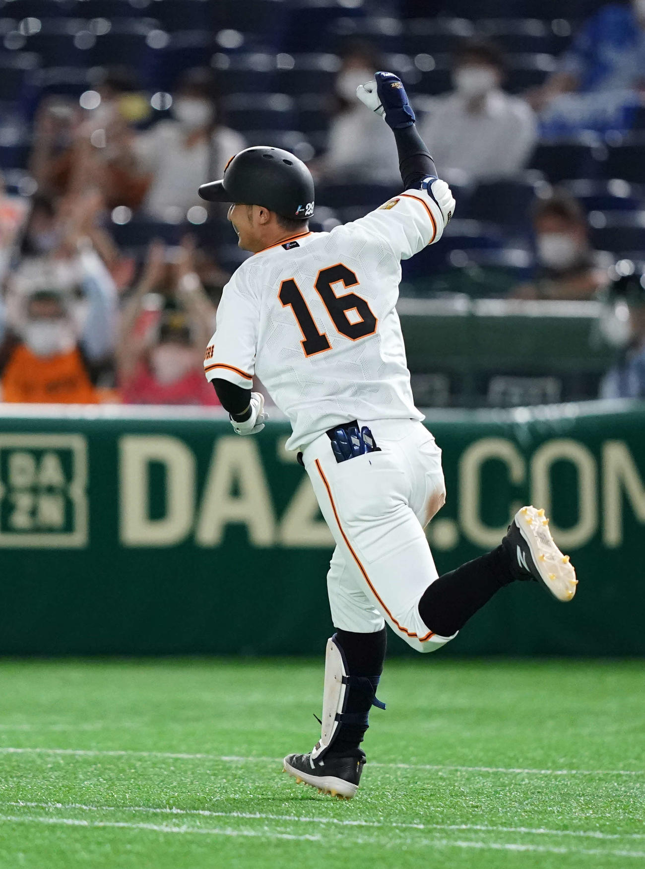 巨人対DeNA　9回裏巨人無死満塁、サヨナラ適時打を放ちガッツポーズする吉川尚（撮影・江口和貴）