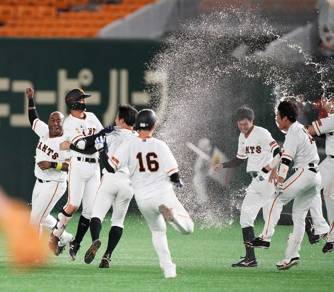 巨人対DeNA　9回裏巨人無死満塁、サヨナラ適時打を放ちナインから祝福される吉川尚（左から2人目）（撮影・江口和貴）
