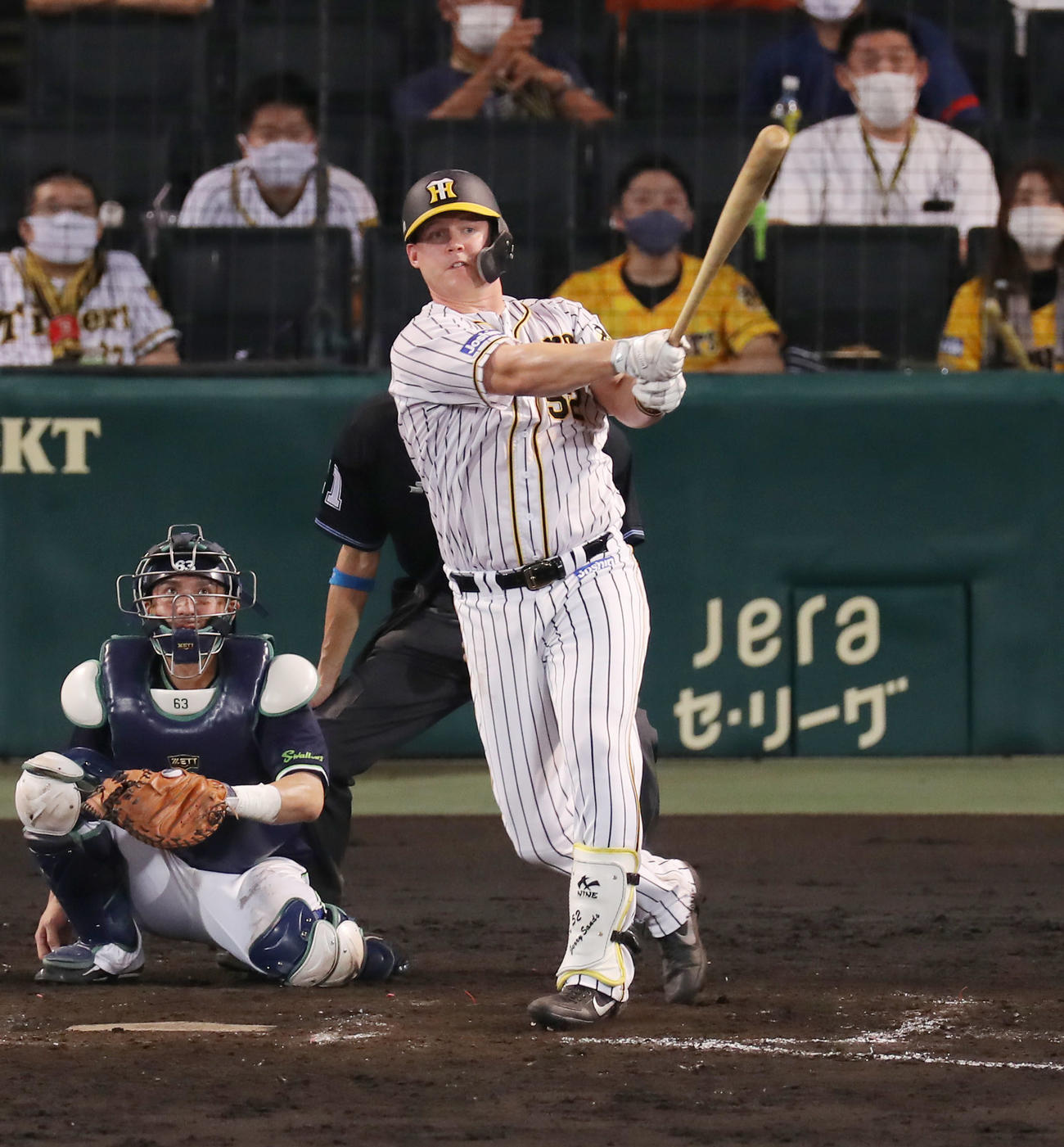 阪神対ヤクルト　9回裏阪神無死、左中間へサヨナラ本塁打を放つサンズ（撮影・前田充）