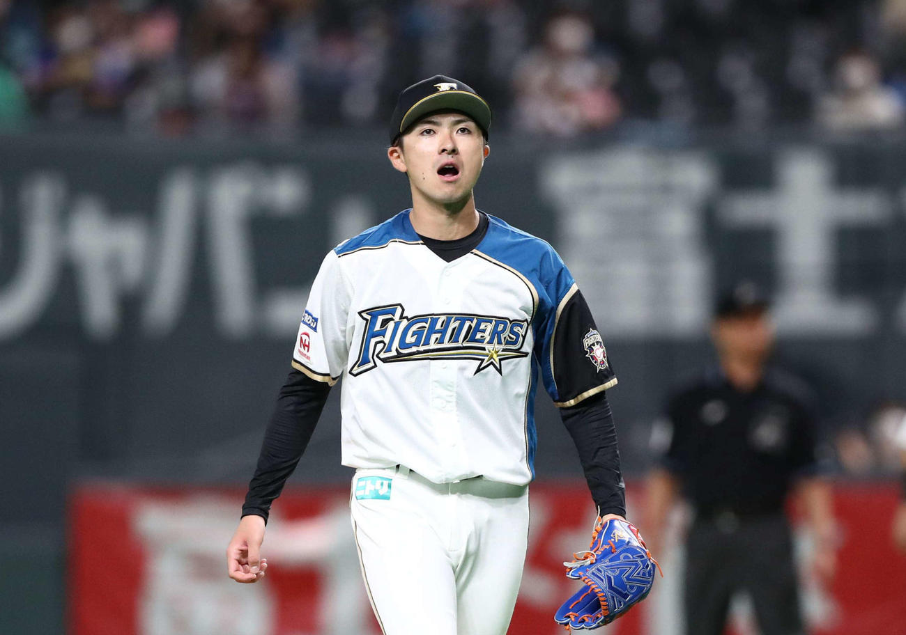 日本ハム対楽天　7回表楽天2死一塁、小郷を三振にとり叫ぶ日本ハム上沢（撮影・黒川智章）