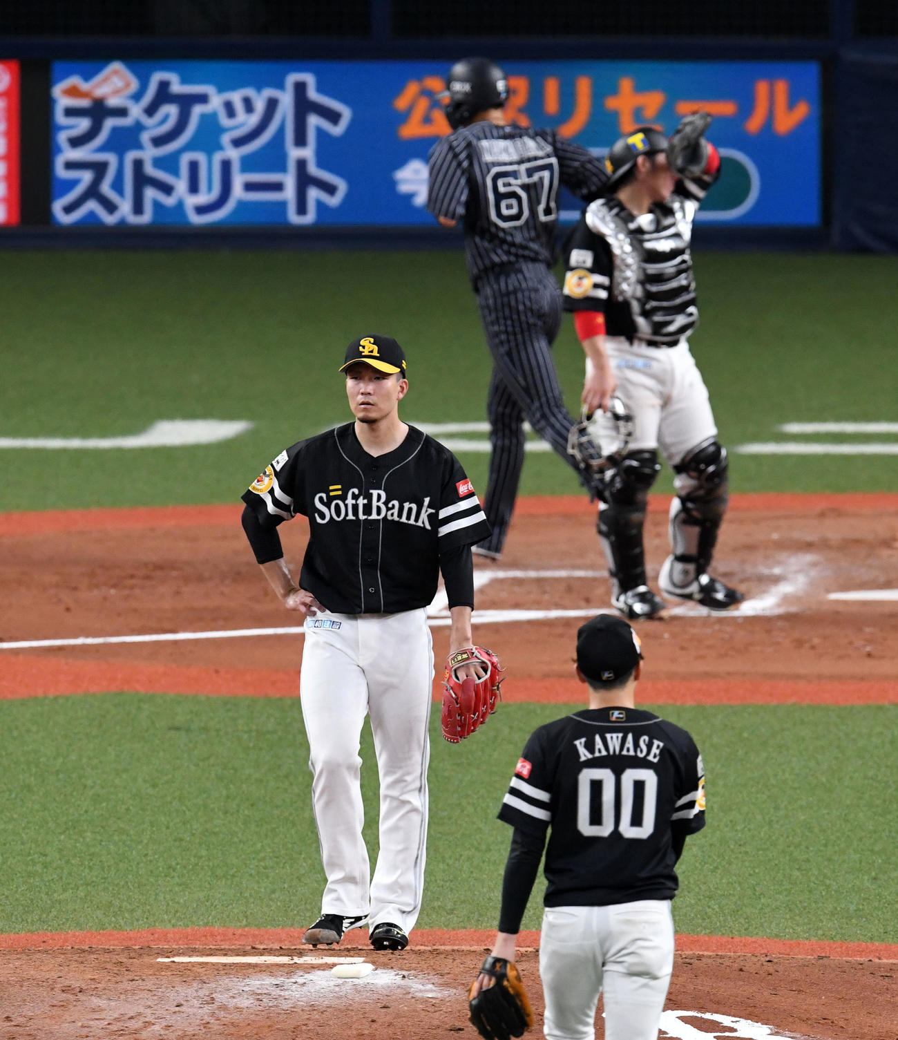 オリックス対ソフトバンク　6回裏オリックス2死満塁、代打の福田に押し出しの四球を与えがっくりする千賀。奥は生還した中川（撮影・前岡正明）
