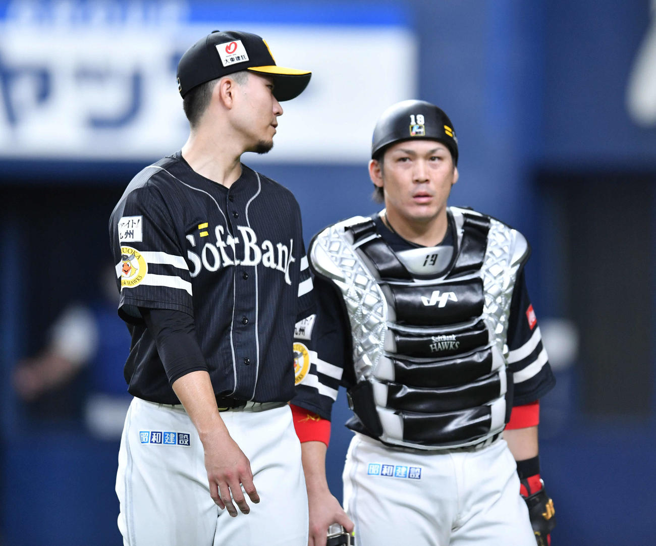 オリックス対ソフトバンク16回戦　3回裏終了後、甲斐（右）と話しながらベンチへ戻る千賀（撮影・岩下翔太）