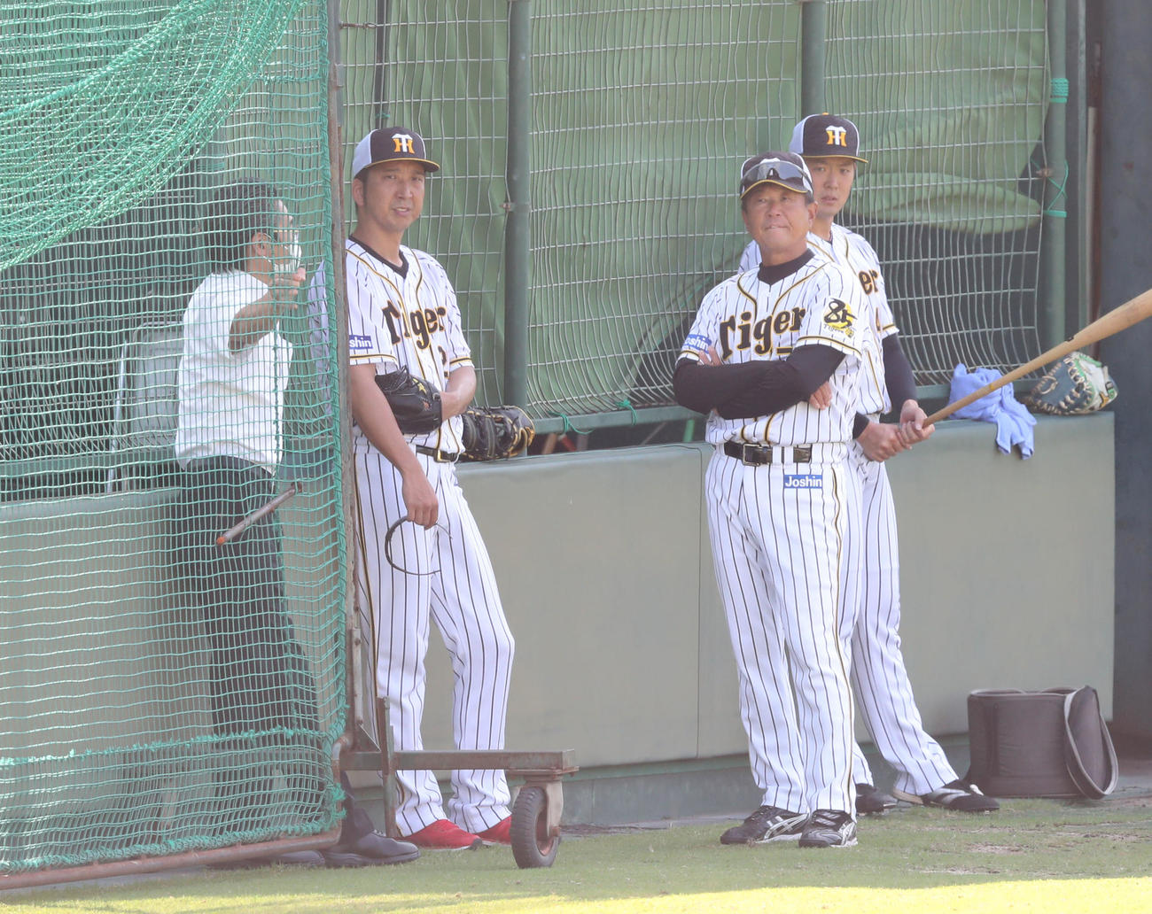 平田勝男2軍監督（右）と会話を交わす阪神藤川（中央）（撮影・白石智彦）