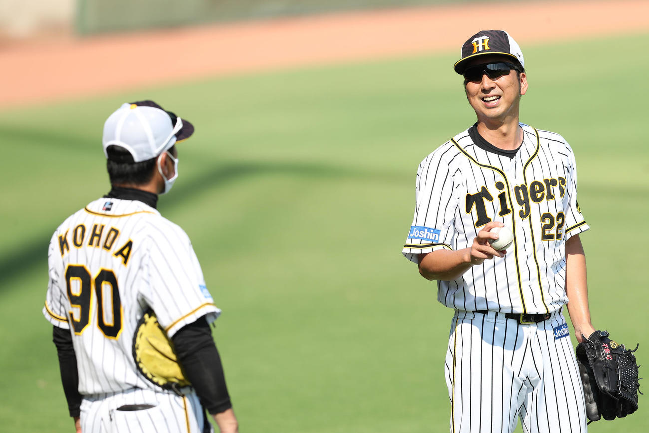 香田勲男2軍投手コーチと会話を交わす阪神藤川（右）（撮影・白石智彦）