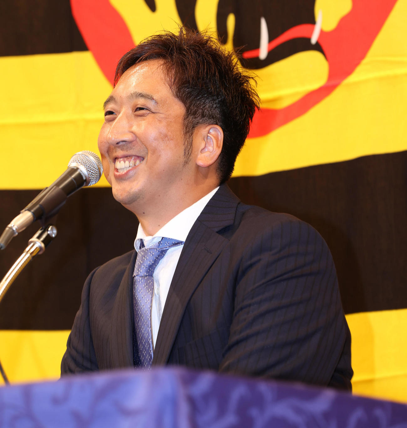 西宮市内のホテルで現役引退発表会見を行う藤川球児（撮影・清水貴仁）