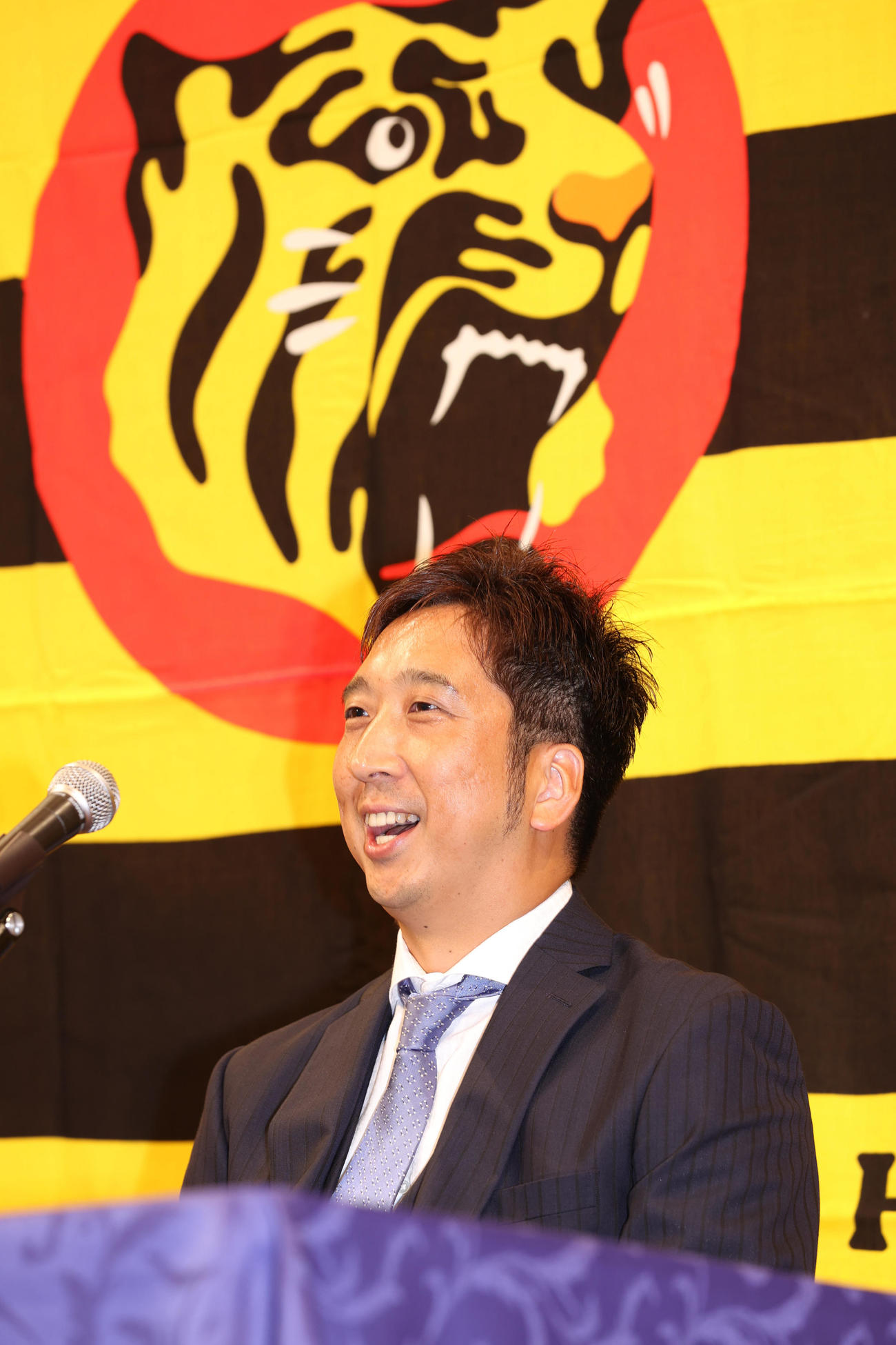 西宮市内のホテルで現役引退発表会見を行う藤川球児（撮影・清水貴仁）