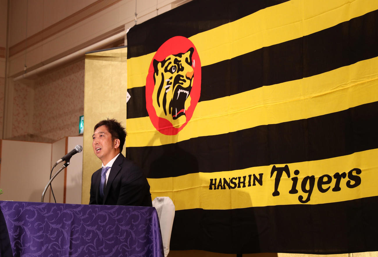 西宮市内のホテルで現役引退発表会見を行う藤川球児（撮影・清水貴仁）