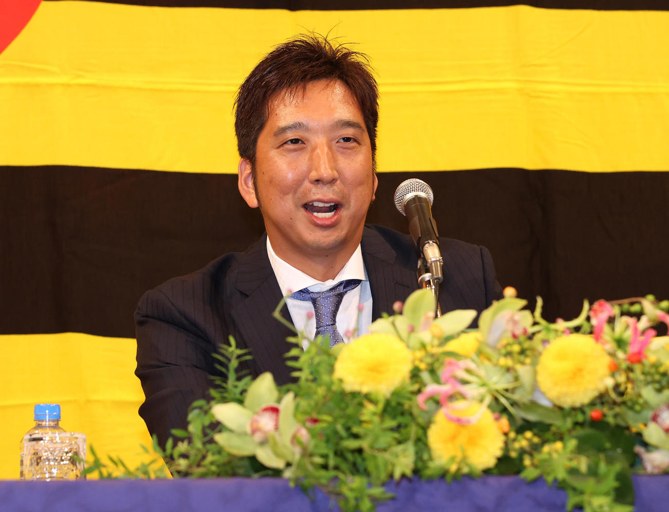西宮市内のホテルで現役引退発表会見を行う藤川球児（撮影・清水貴仁）