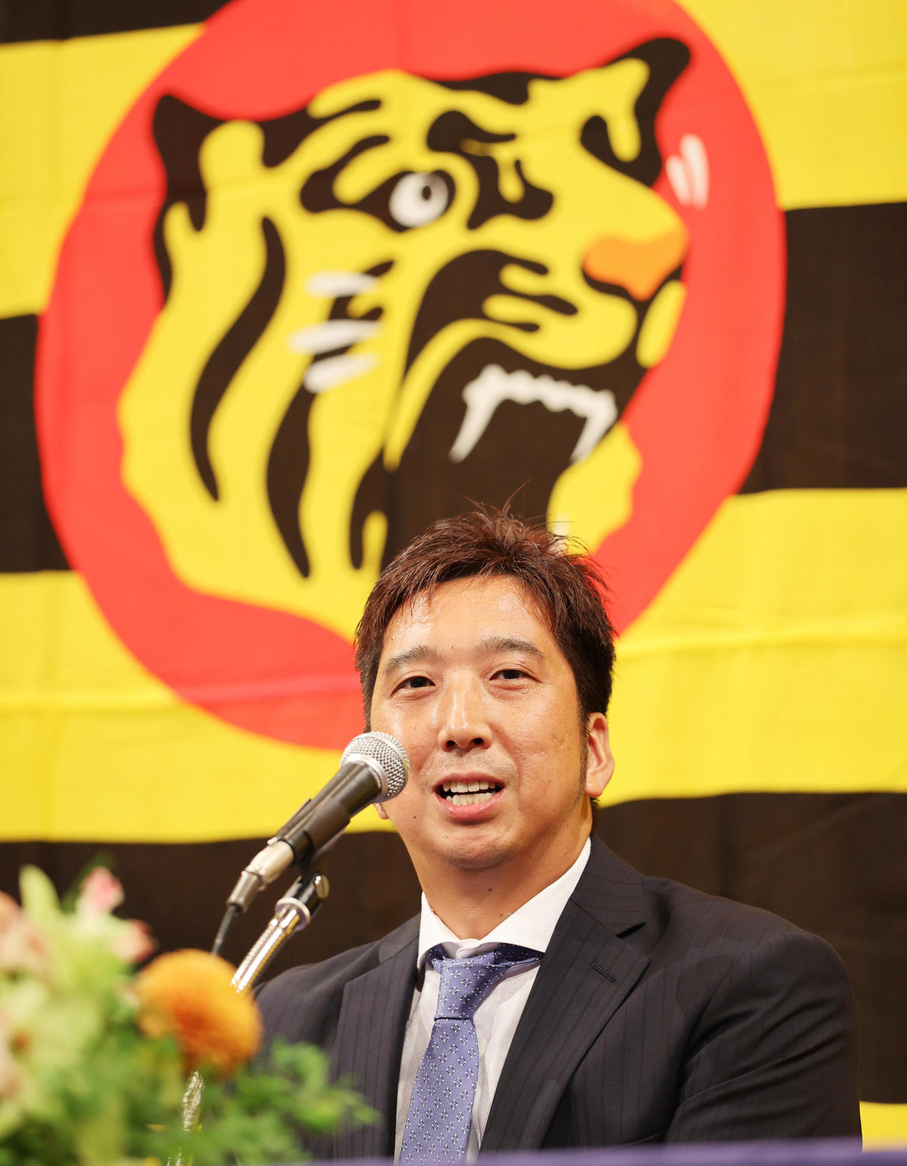 現役引退発表会見を行う藤川球児（撮影・清水貴仁）