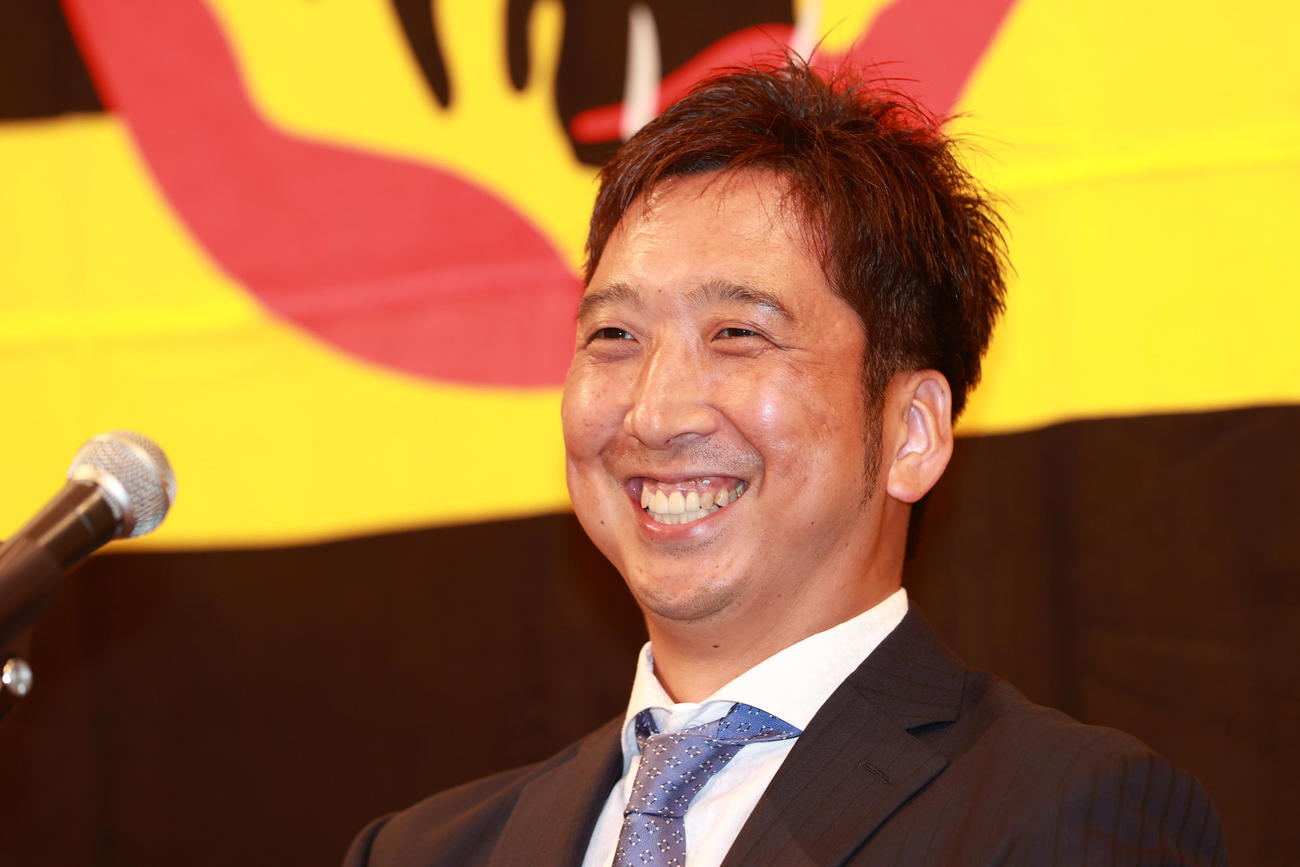 現役引退発表会見を行う藤川球児（撮影・清水貴仁）