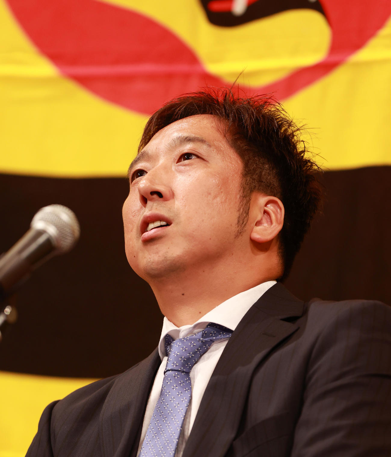 現役引退発表会見で涙をこらえる藤川球児（撮影・清水貴仁）