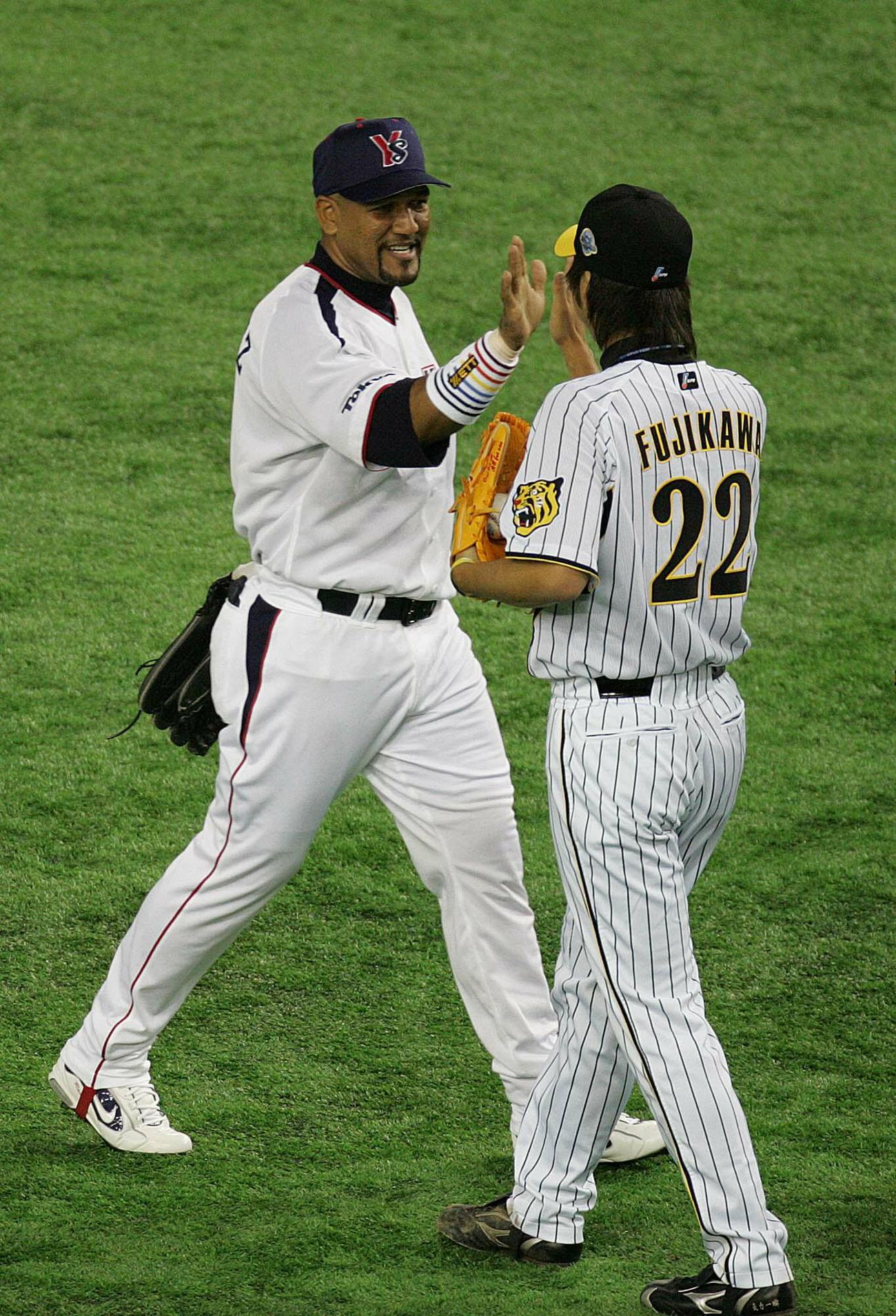 2007年オールスター第1戦　全セ対全パ　MVPを獲得したアレックス・ラミレス（左）は最後を締めた藤川球児とハイタッチ（07年7月20日撮影）