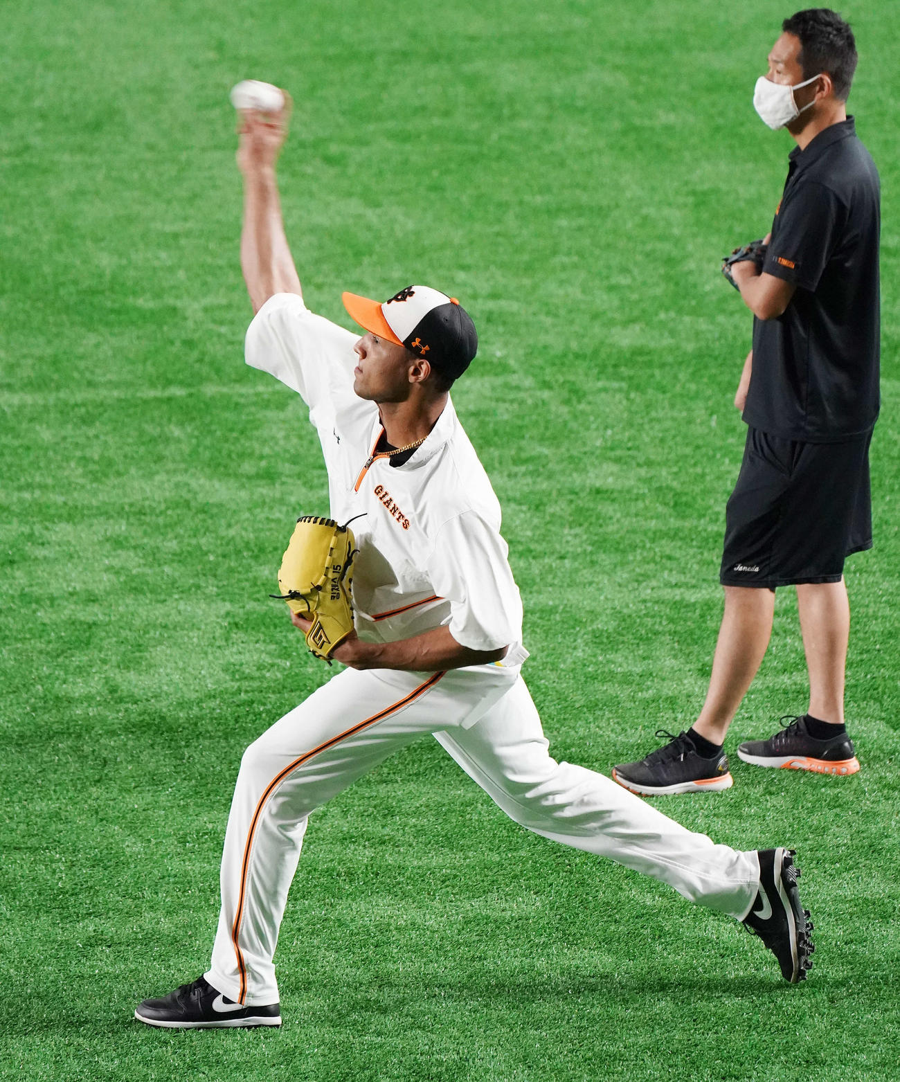 巨人対DeNA　試合前練習でキャッチボールする巨人サンチェス（撮影・鈴木みどり）