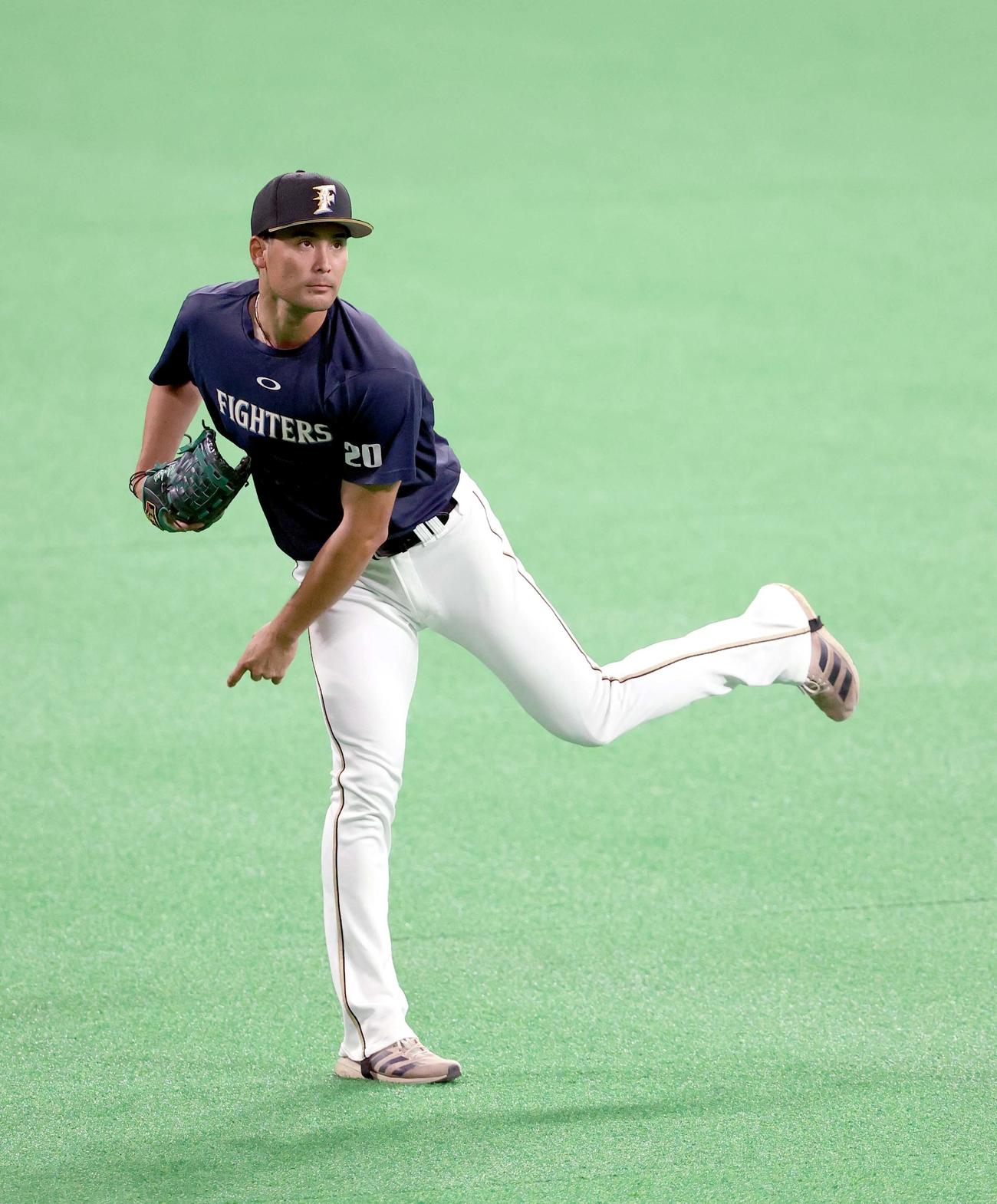 日本ハム対楽天　キャッチボールをする日本ハム上原（撮影・佐藤翔太）