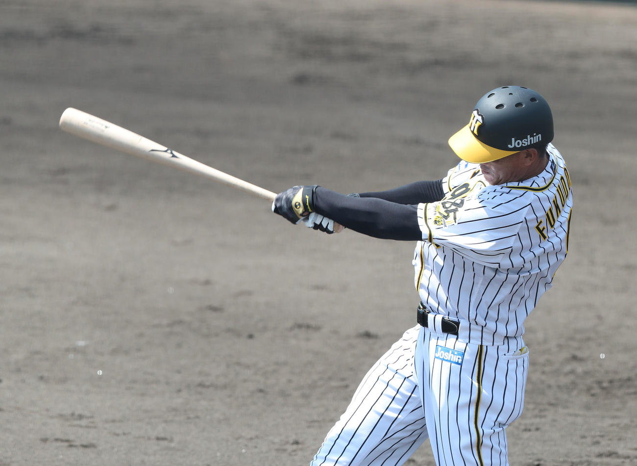 1回裏阪神1死一、二塁、先制右前適時打を放つ福留孝介