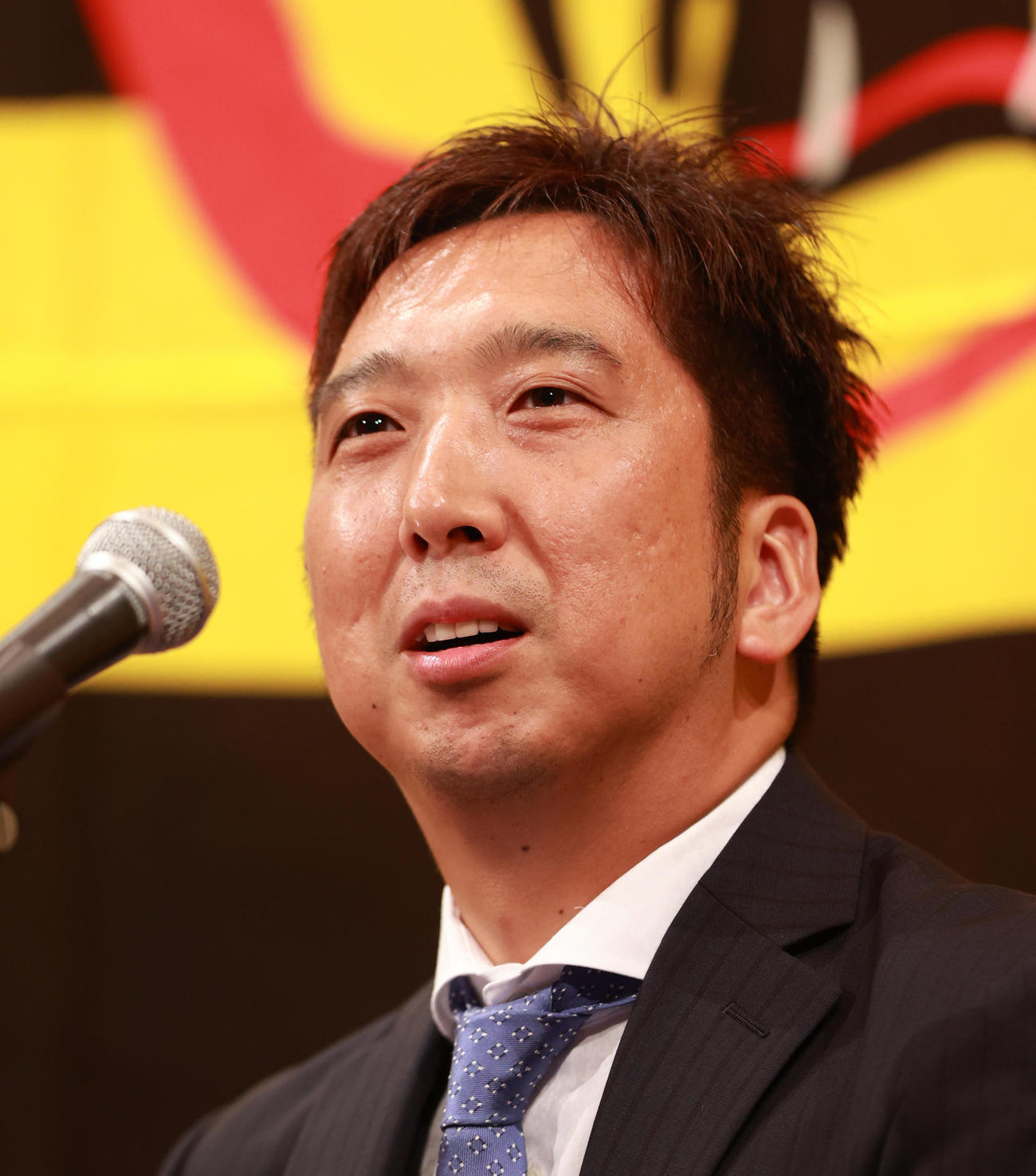 西宮市内のホテルで現役引退発表会見を行う藤川球児（撮影・清水貴仁）