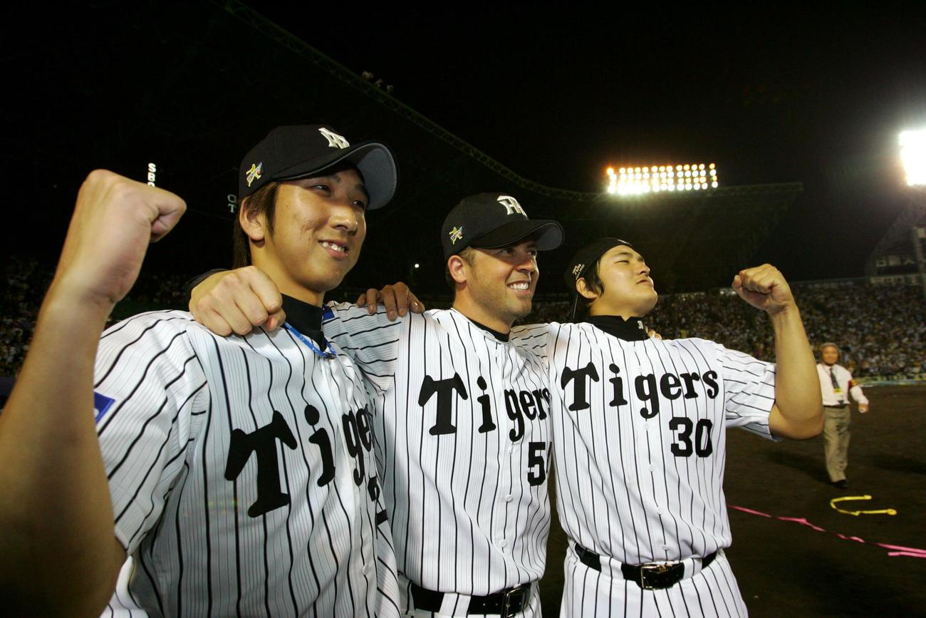 05年9月、リーグ優勝を決めてポーズをとるJFK。中央がウィリアムス氏、右が久保田氏