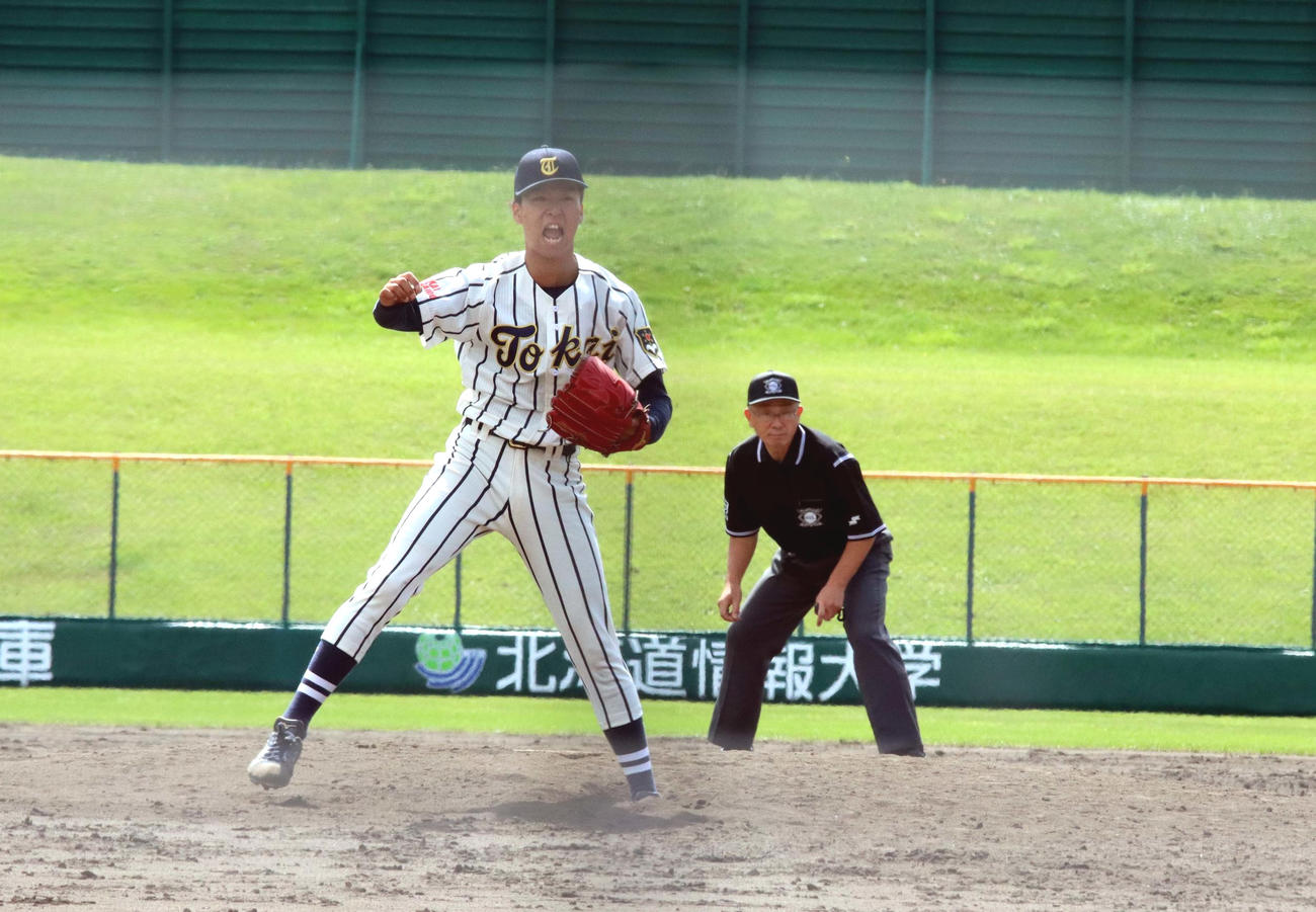 東海大北海道対札幌大谷大　最後の打者を三振に切って取り雄たけびを上げる東海大北海道の工藤稜投手（撮影・永野高輔）