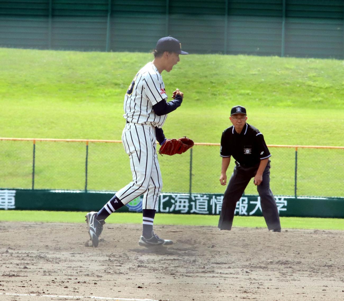 東海大北海道対札幌大谷大　最後の打者を三振に切って取り雄たけびを上げる東海大北海道の工藤稜投手（撮影・永野高輔）