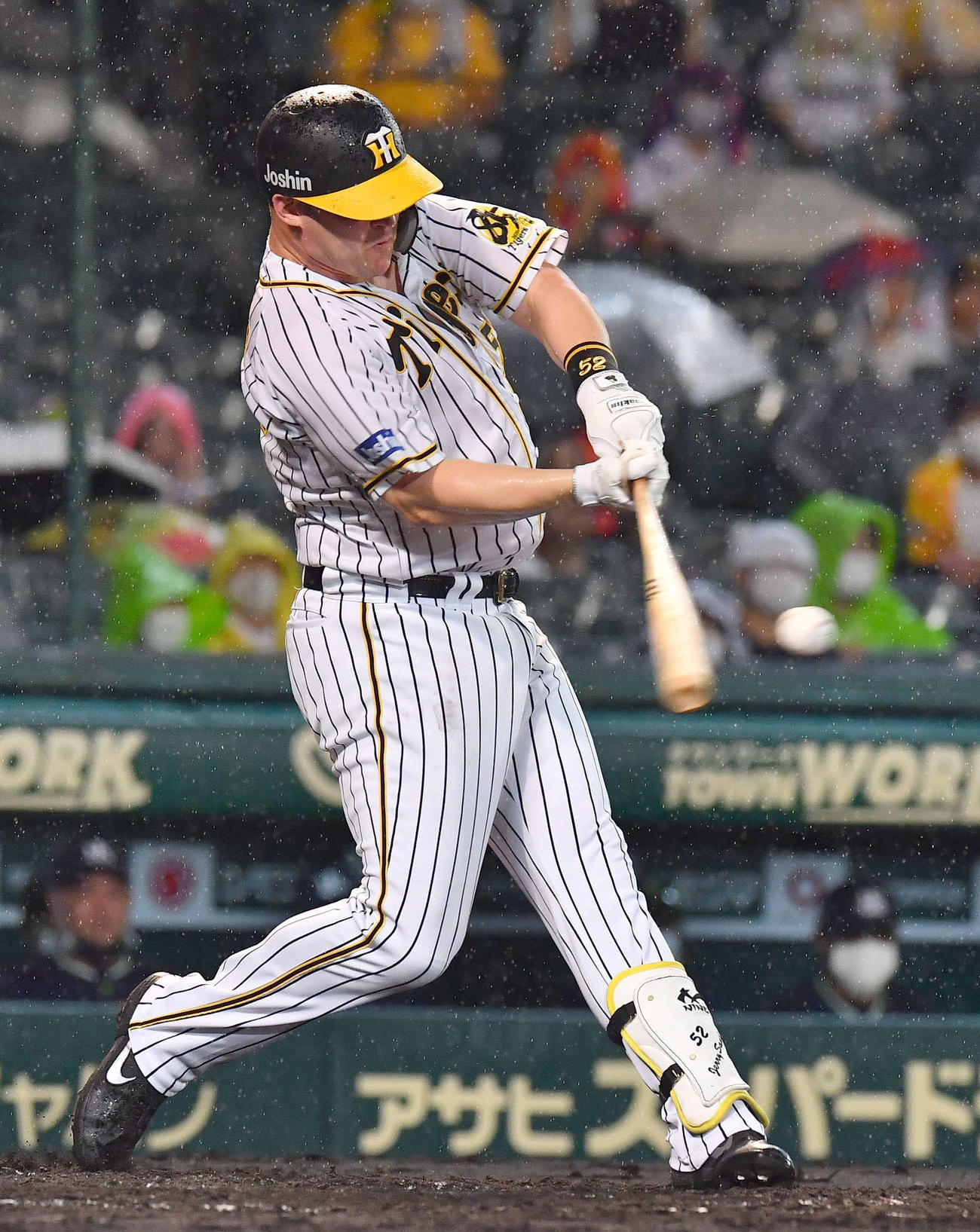 阪神対ヤクルト　4回裏阪神1死一塁、左翼線へ先制適時二塁打を放つジェリー・サンズ（撮影・上田博志）