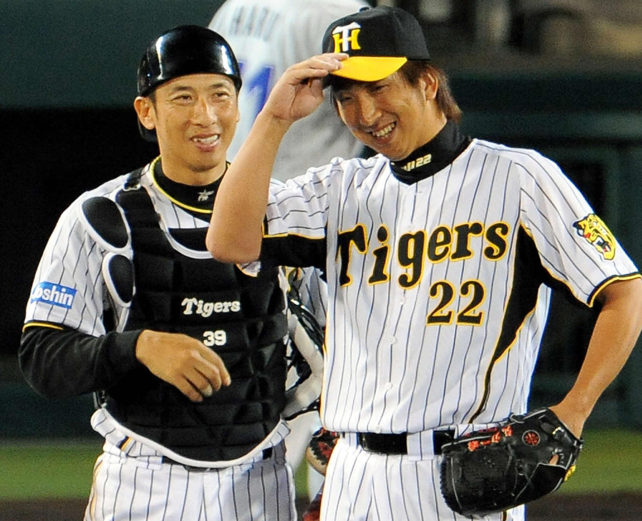 2009年9月　阪神対横浜21回戦　最終回を無失点に抑え21セーブ目を挙げた藤川球児（右）は、マウンドで矢野輝弘（右から2人目）と笑顔を見せる