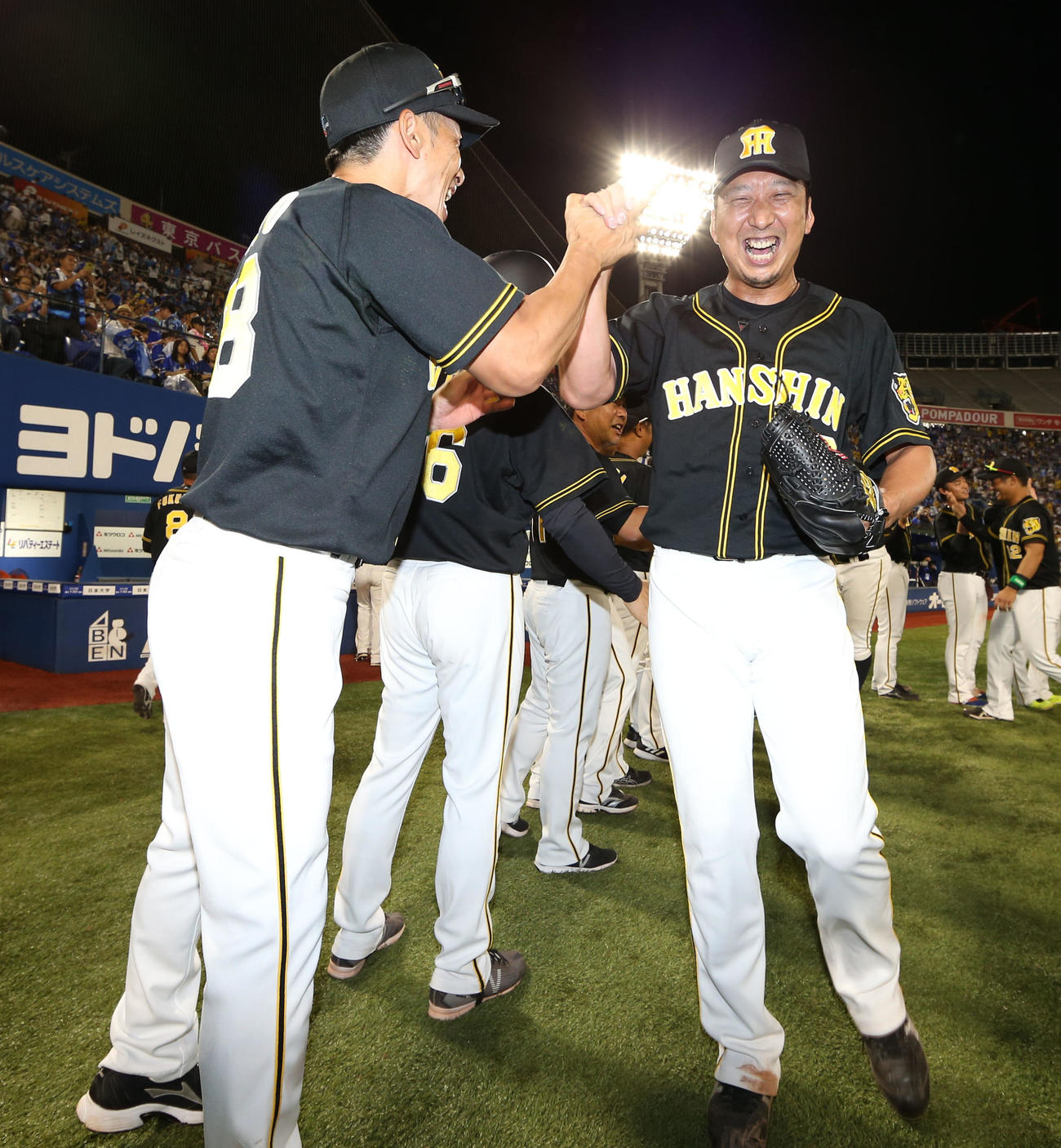 DeNAに勝利し藤川球児（右）らナインを笑顔で迎える矢野燿大監督（2019年10月5日撮影）