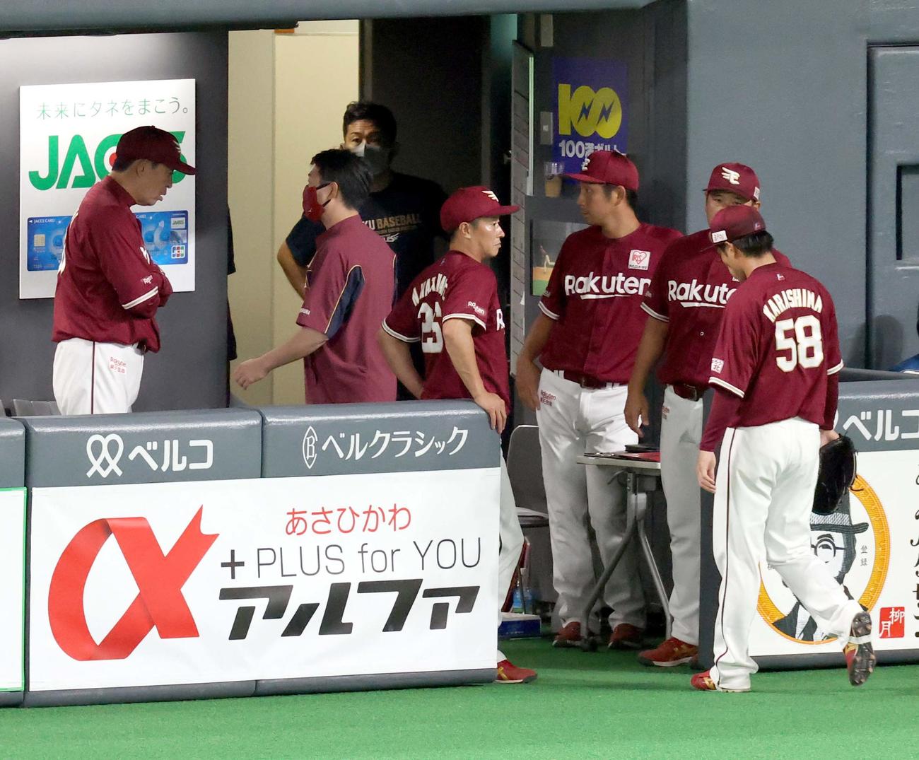 日本ハム対楽天　4回途中でベンチに引き揚げる楽天辛島（右）（撮影・佐藤翔太）