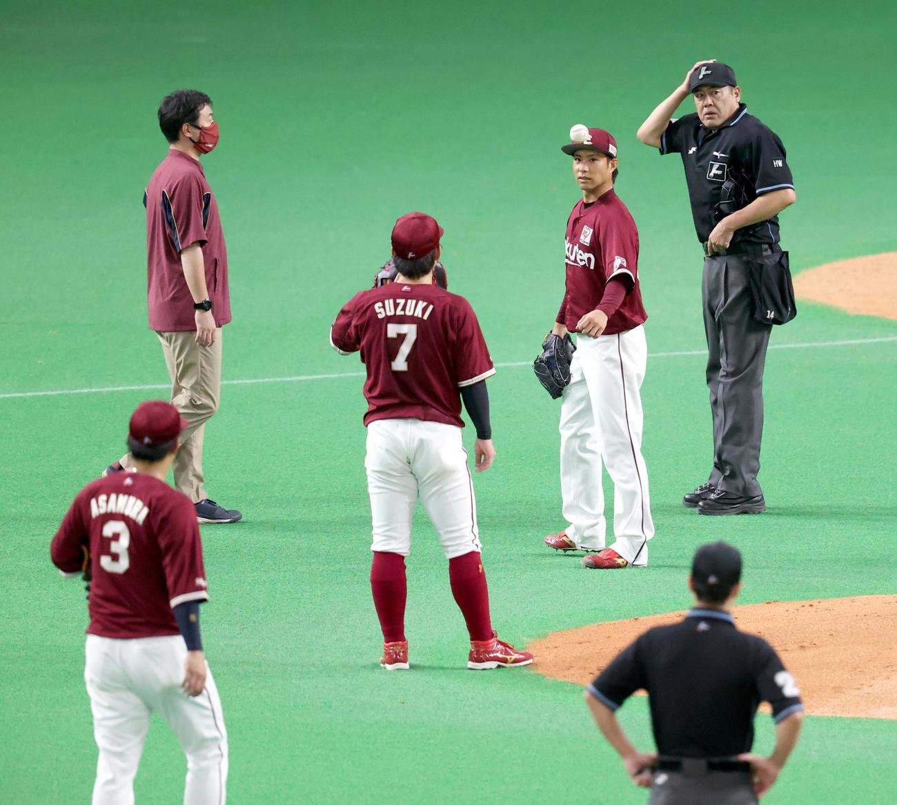 日本ハム対楽天　4回途中でベンチに引き揚げる楽天辛島（右から2人目）（撮影・佐藤翔太）