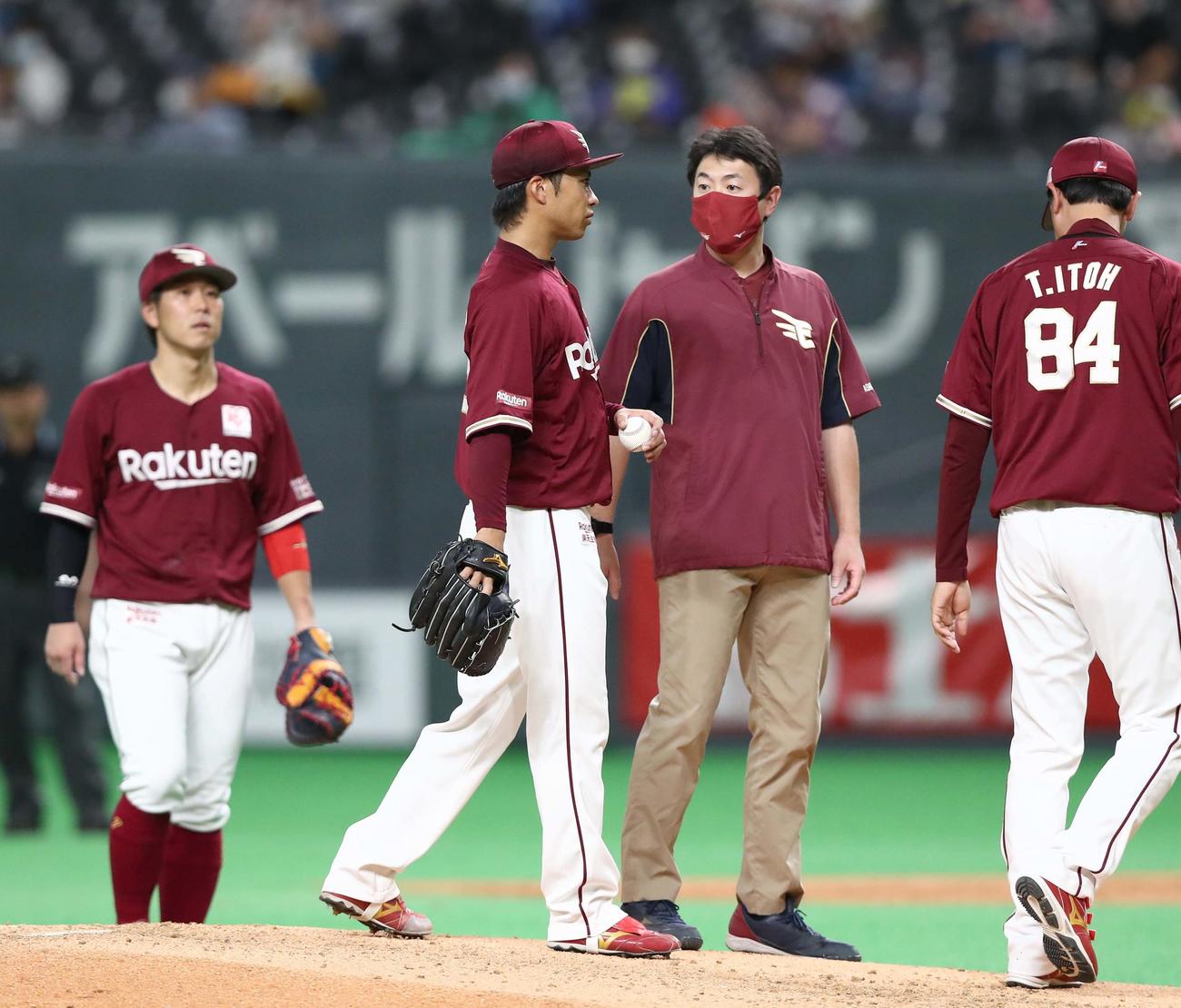 日本ハム対楽天　4回途中で降板する辛島（撮影・黒川智章）