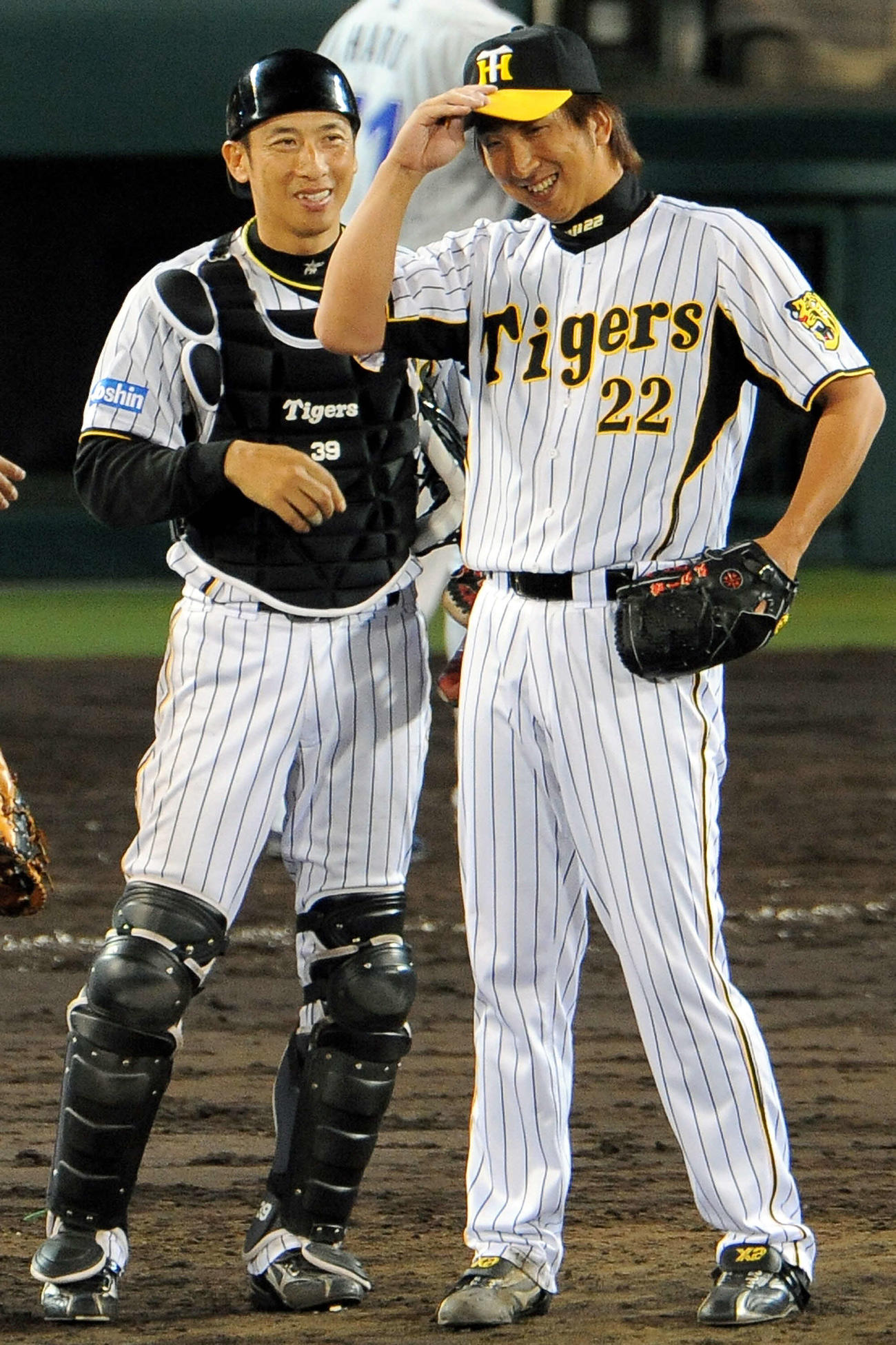 藤川球児（右）は、マウンドで矢野輝弘（右から2人目）と笑顔を見せる（2009年9月13日撮影）