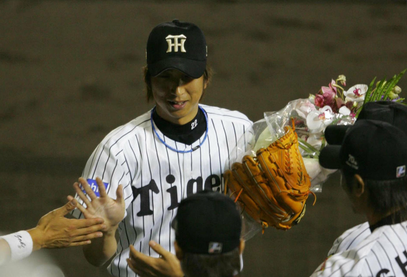 シーズン最多登板を達成し花束を贈られる阪神・藤川球児（2005年9月29日撮影）