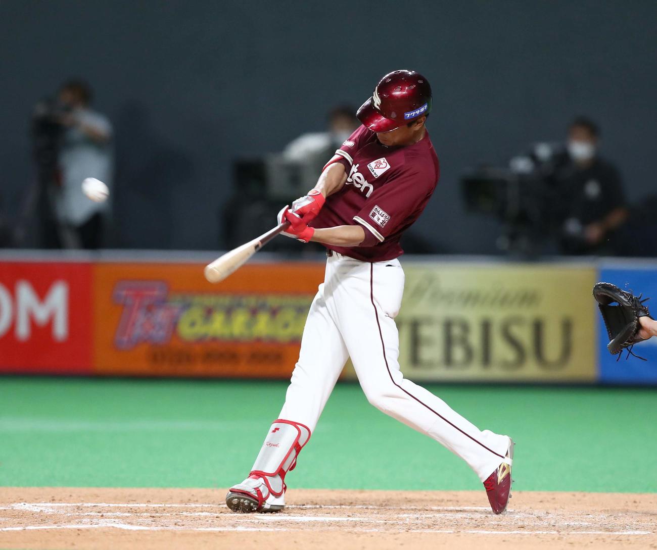 日本ハム対楽天　5回表楽天無死、右中間に本塁打を放つ田中（撮影・黒川智章）