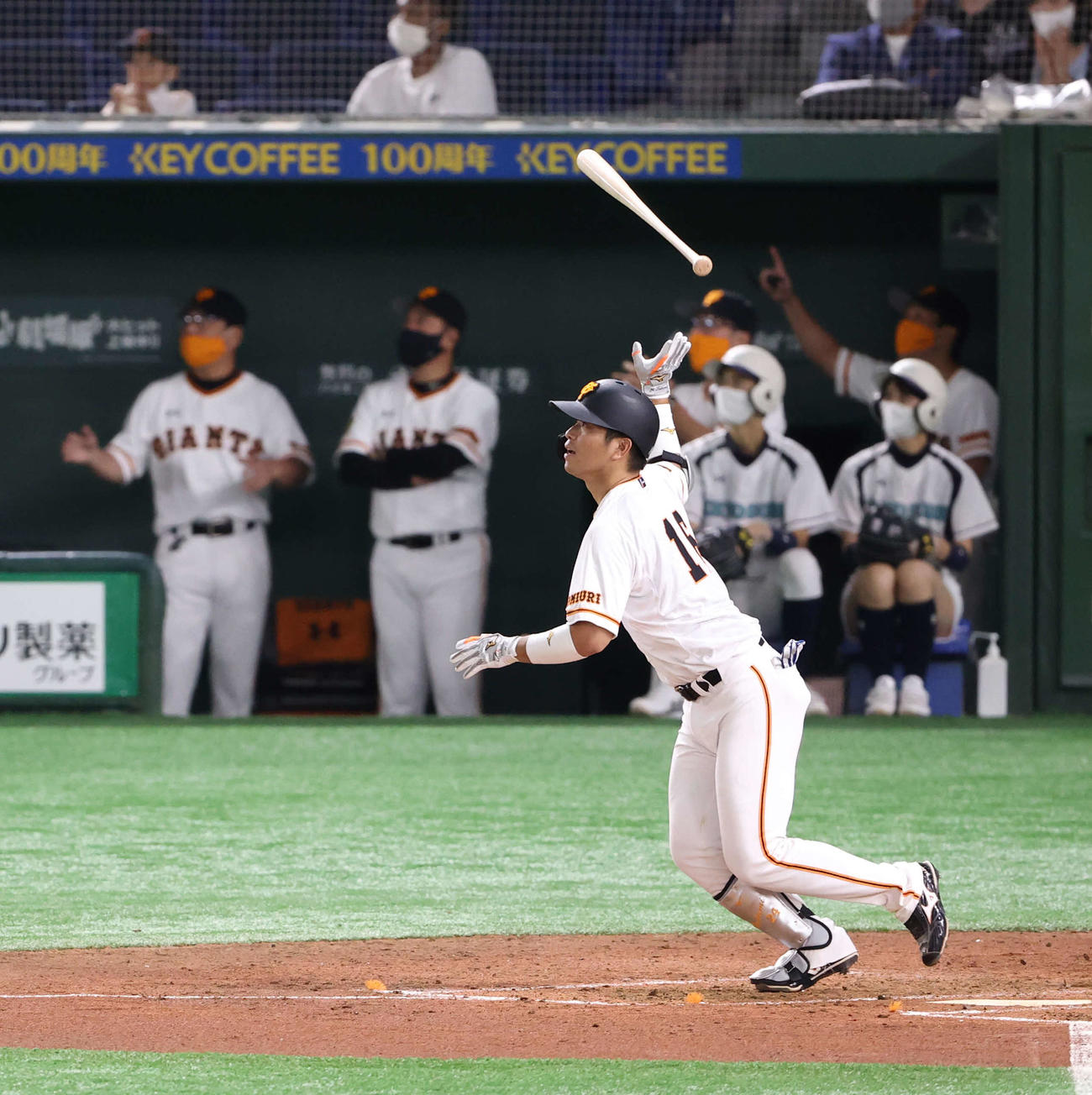 巨人対DeNA　4回裏巨人2死一塁、先制の右越え2点本塁打を放つ大城（撮影・河野匠）