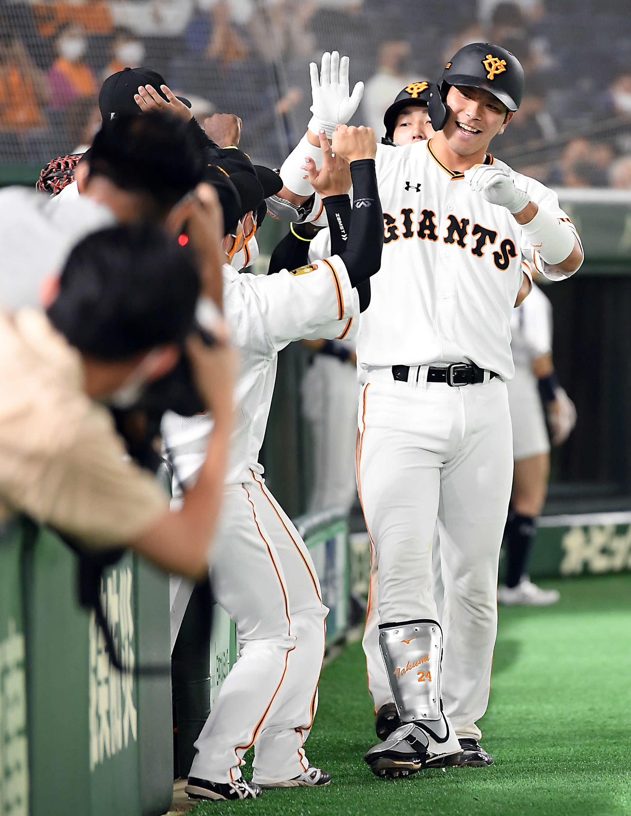 巨人対DeNA　4回裏巨人2死一塁、特大の2点本塁打を放った大城は、ナインの出迎えに笑顔を見せる（撮影・たえ見朱実）