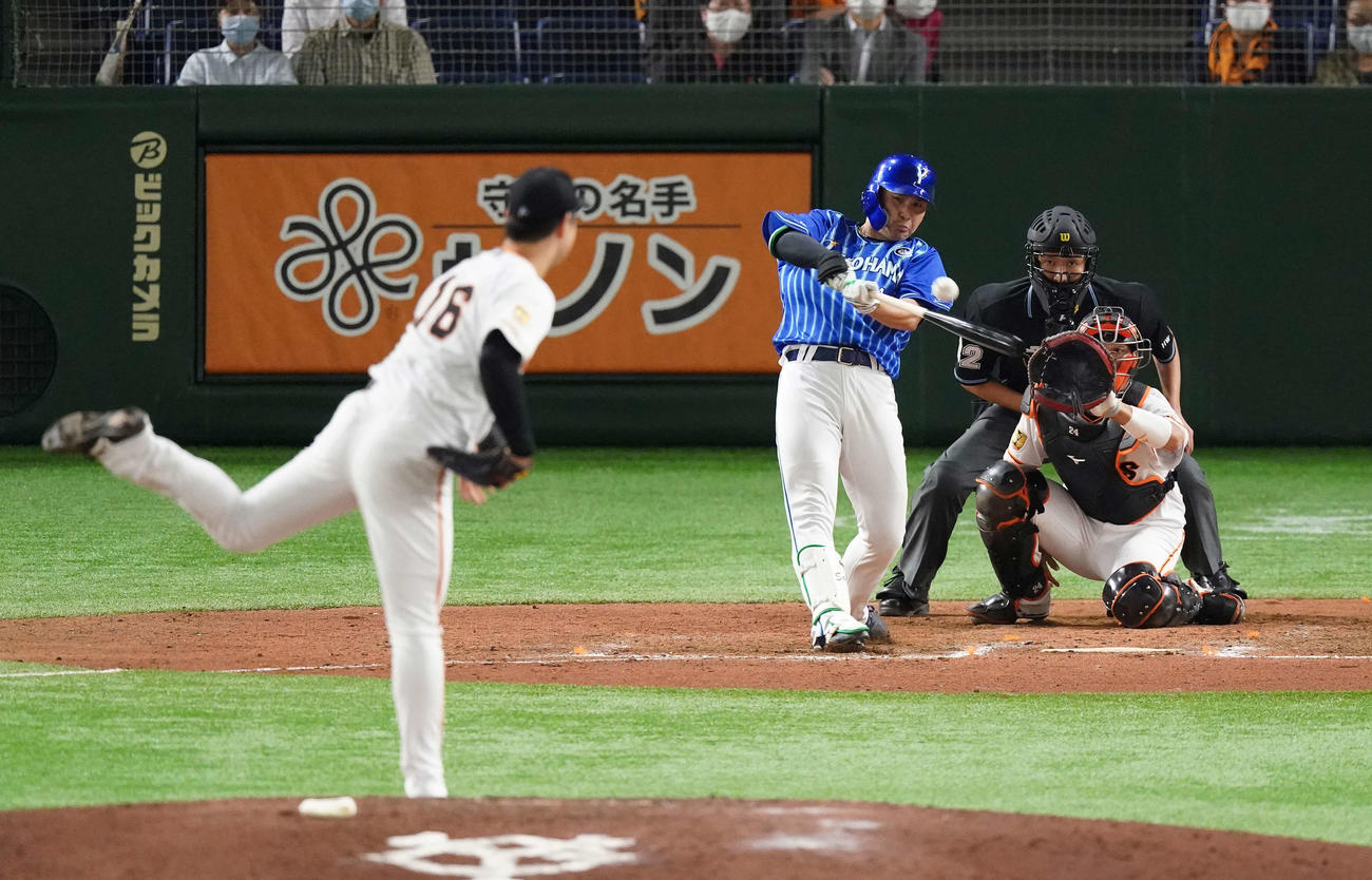 巨人対DeNA　8回表DeNA2死一、二塁、右前適時打を放つ佐野。投手中川（撮影・鈴木みどり）