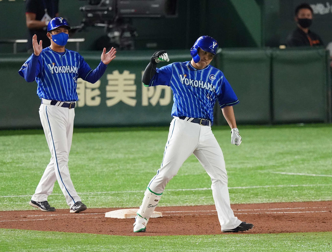巨人対DeNA　8回表DeNA2死一、二塁、右前適時打を放った佐野（右）はガッツポーズ（撮影・鈴木みどり）