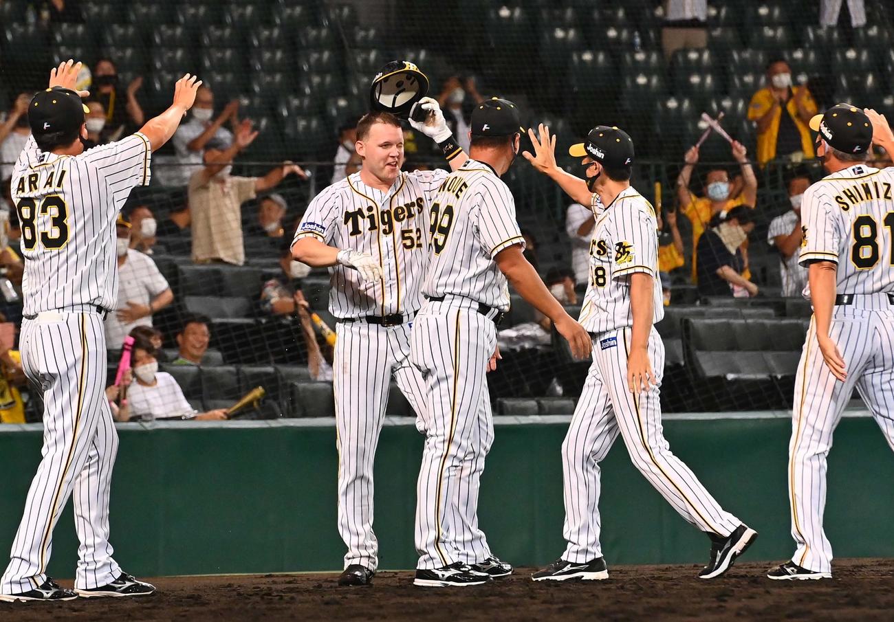 阪神対ヤクルト　9回裏阪神無死、左越えにサヨナラ本塁打を放ち矢野燿大監督とエアタッチするジェリー・サンズ（左から2人目）（撮影・上田博志）