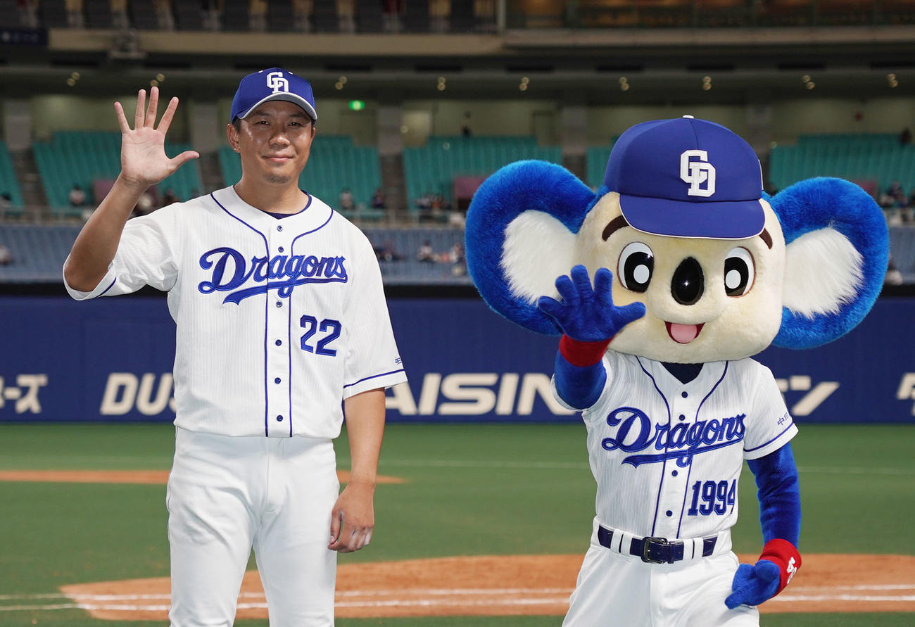 5試合連続完投勝利を決めドアラとポーズを決める大野雄大（左）（撮影・森本幸一）