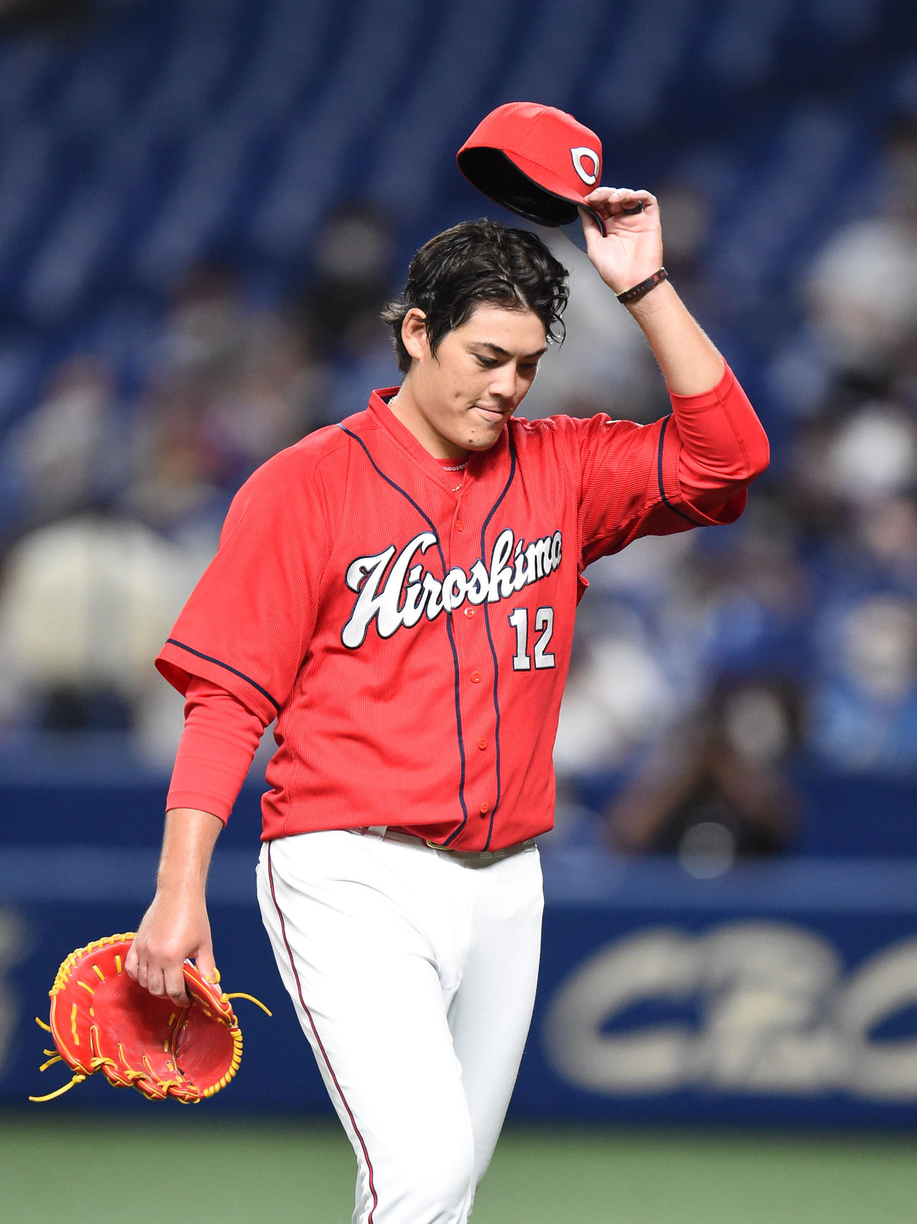中日対広島　5回裏を投げ終え、厳しい表情でベンチへ戻る九里（撮影・森本幸一）