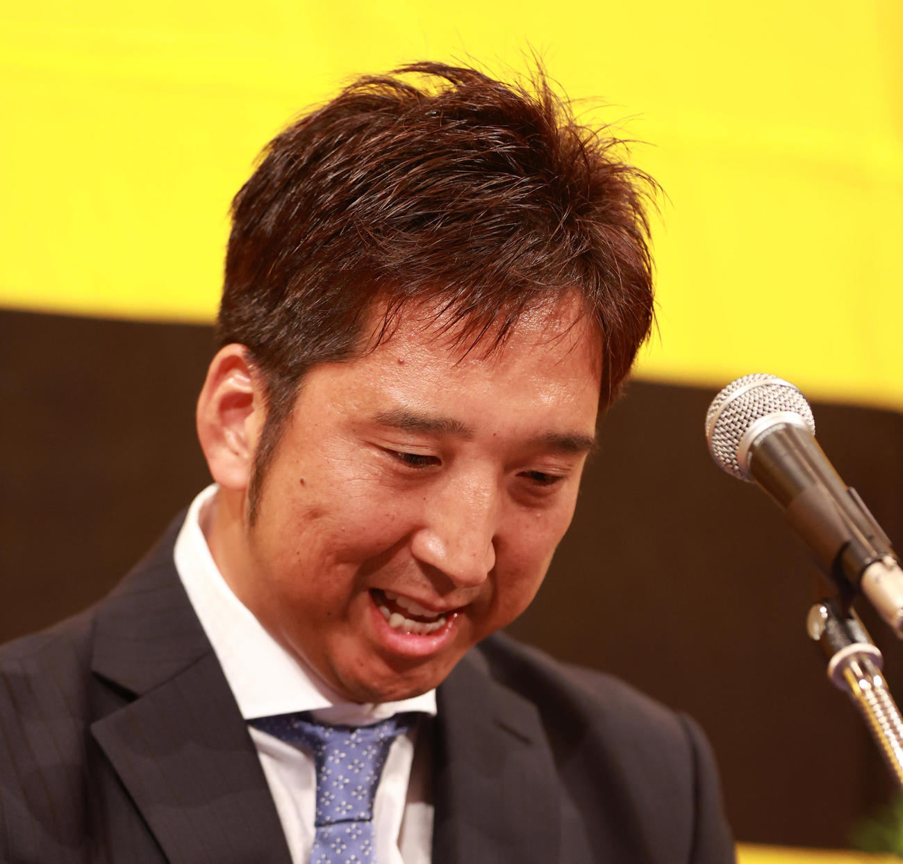 現役引退発表会見で涙をこらえる藤川球児（撮影・清水貴仁）
