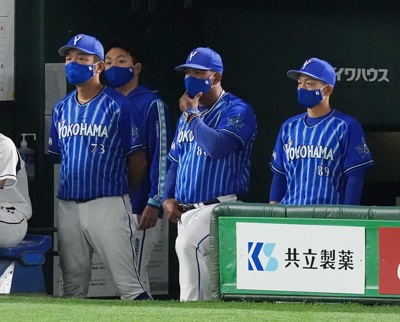 巨人対DeNA　9回裏の守備を浮かない表情で見るDeNAラミレス監督（中央）（撮影・鈴木みどり）