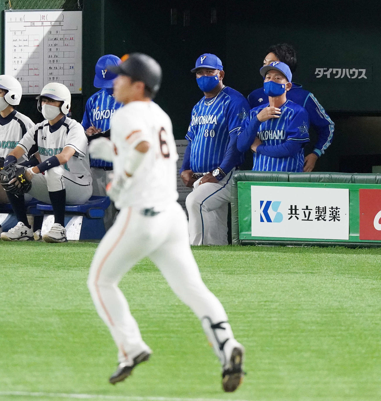 巨人対DeNA　4回裏巨人2死一塁、大城（手前）に先制の右越え2点本塁打を浴びぼうぜんとするラミレス監督（中央）（撮影・鈴木みどり）