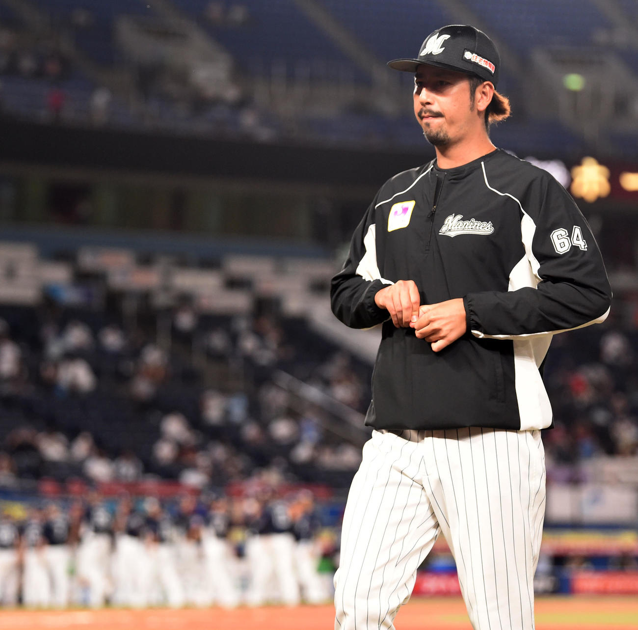 ロッテ対西武　試合を終え引きあげるロッテ大嶺（撮影・横山健太）