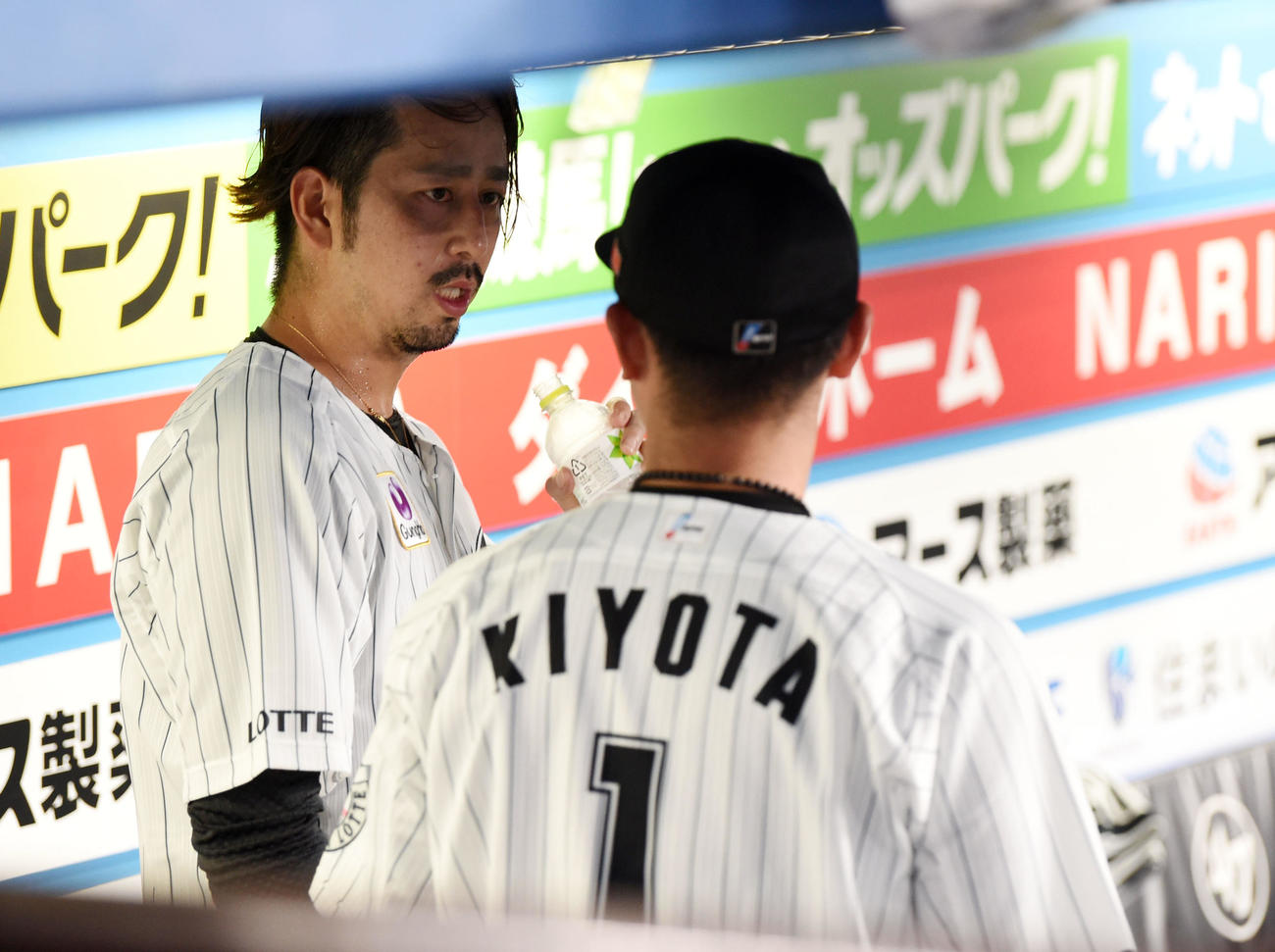 ロッテ対西武　5回表終了後、会話を交わすロッテ大嶺（左）と清田（撮影・横山健太）