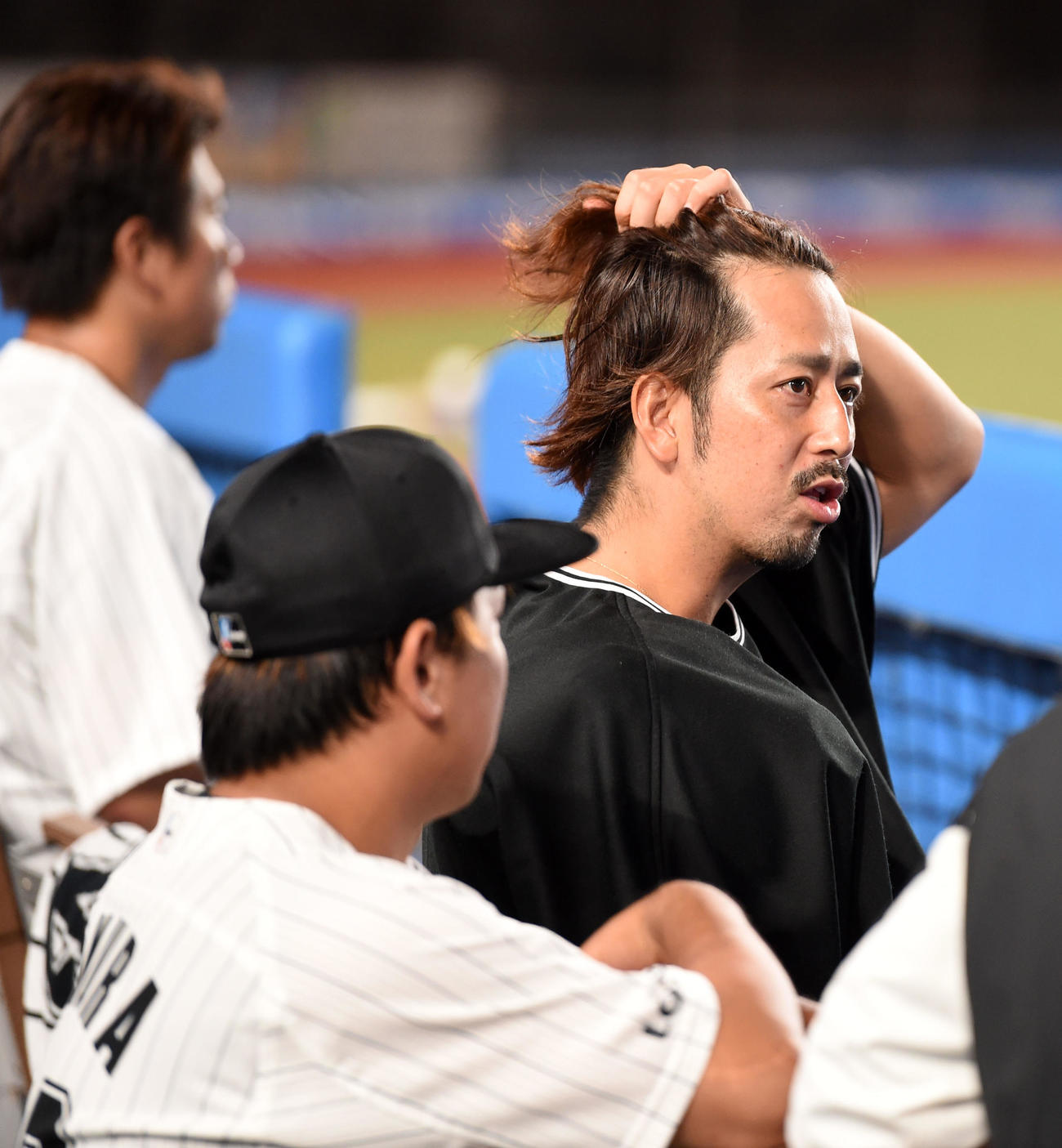 ロッテ対西武　ベンチから声援を送るロッテ大嶺（撮影・横山健太）